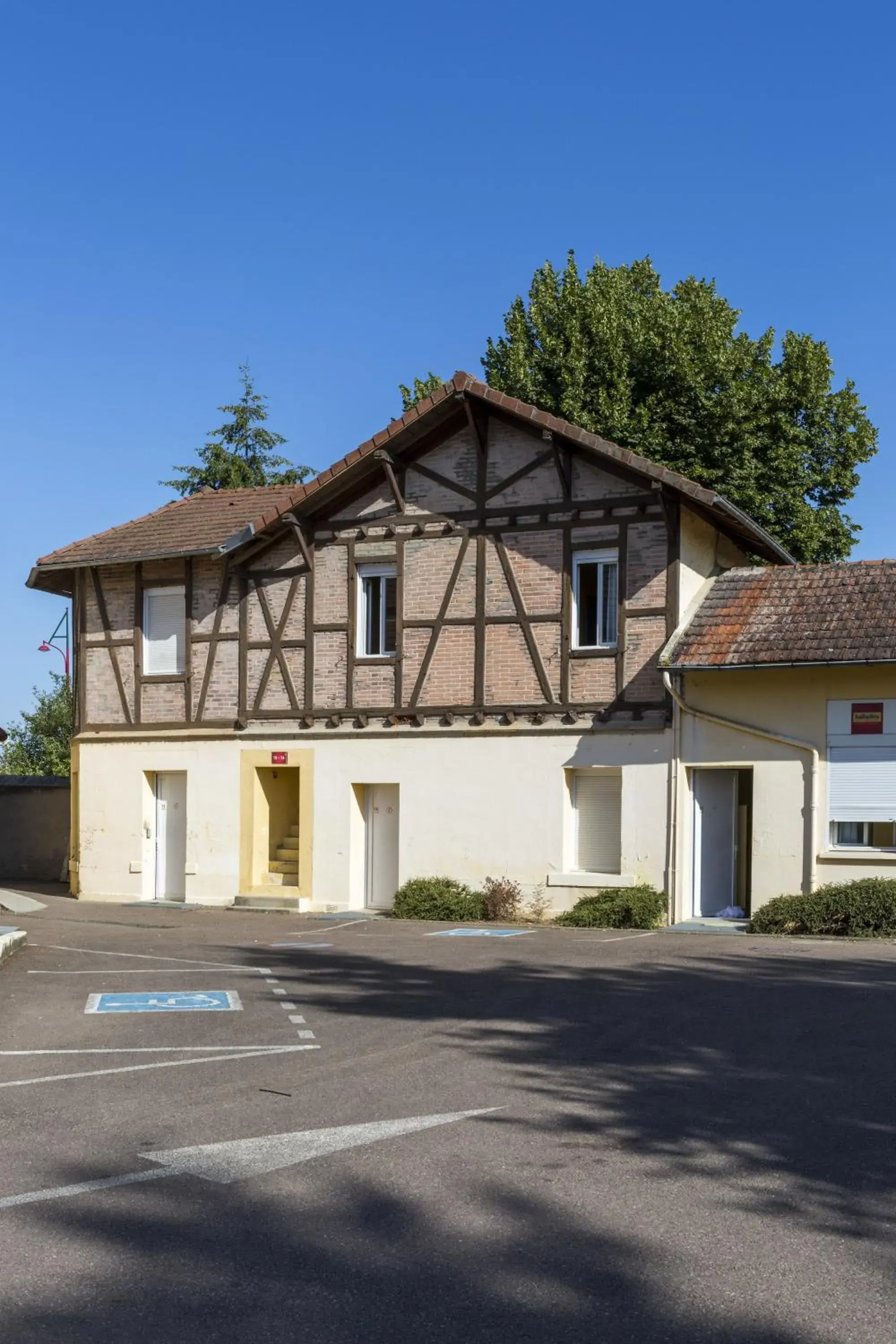 Facade/entrance, Property Building in Hôtel & Résidence Avermes