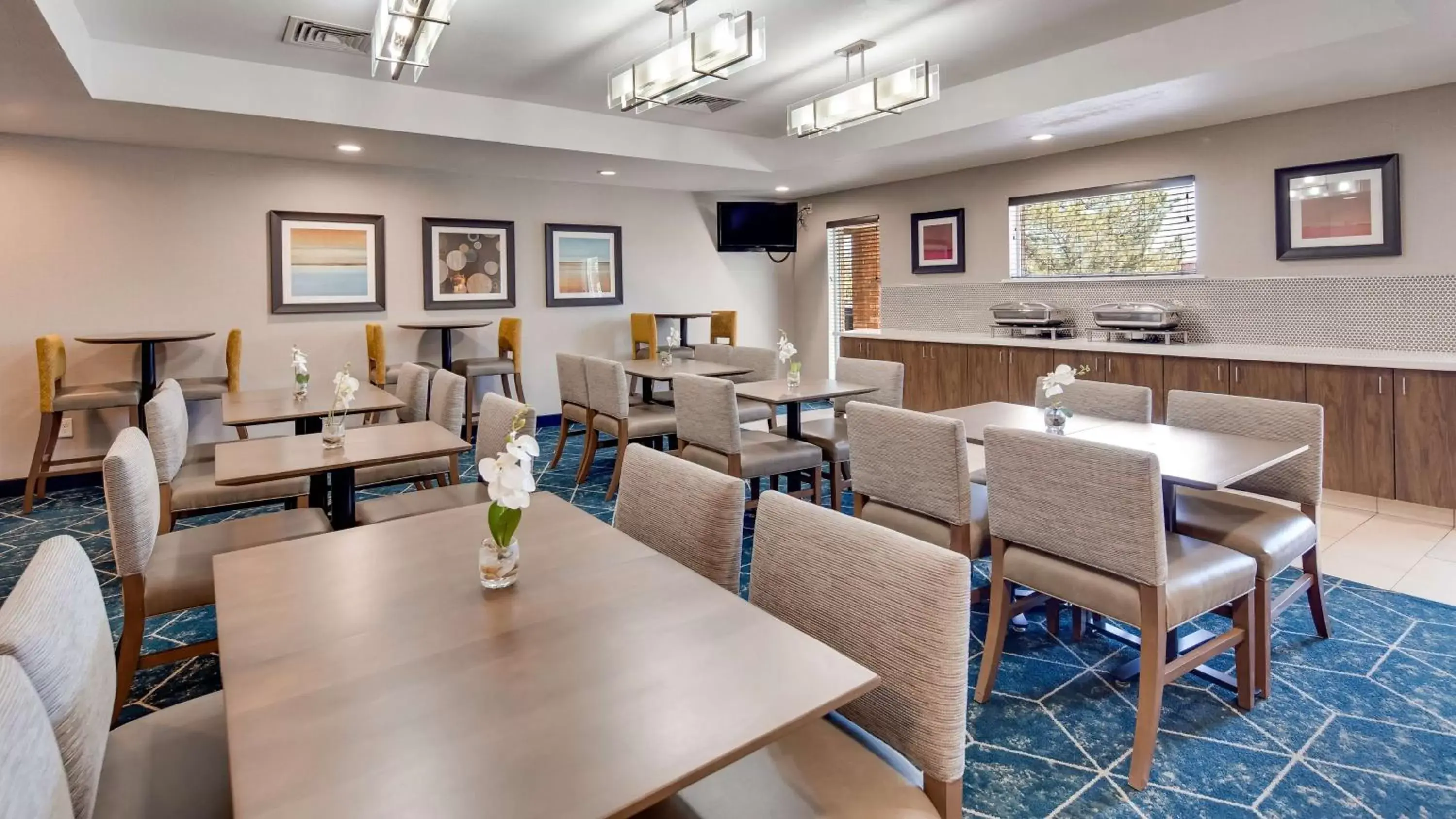 Breakfast in Best Western Plus Gateway Inn & Suites - Aurora Breakfast in Best Western Plus Gateway Inn & Suites - Aurora