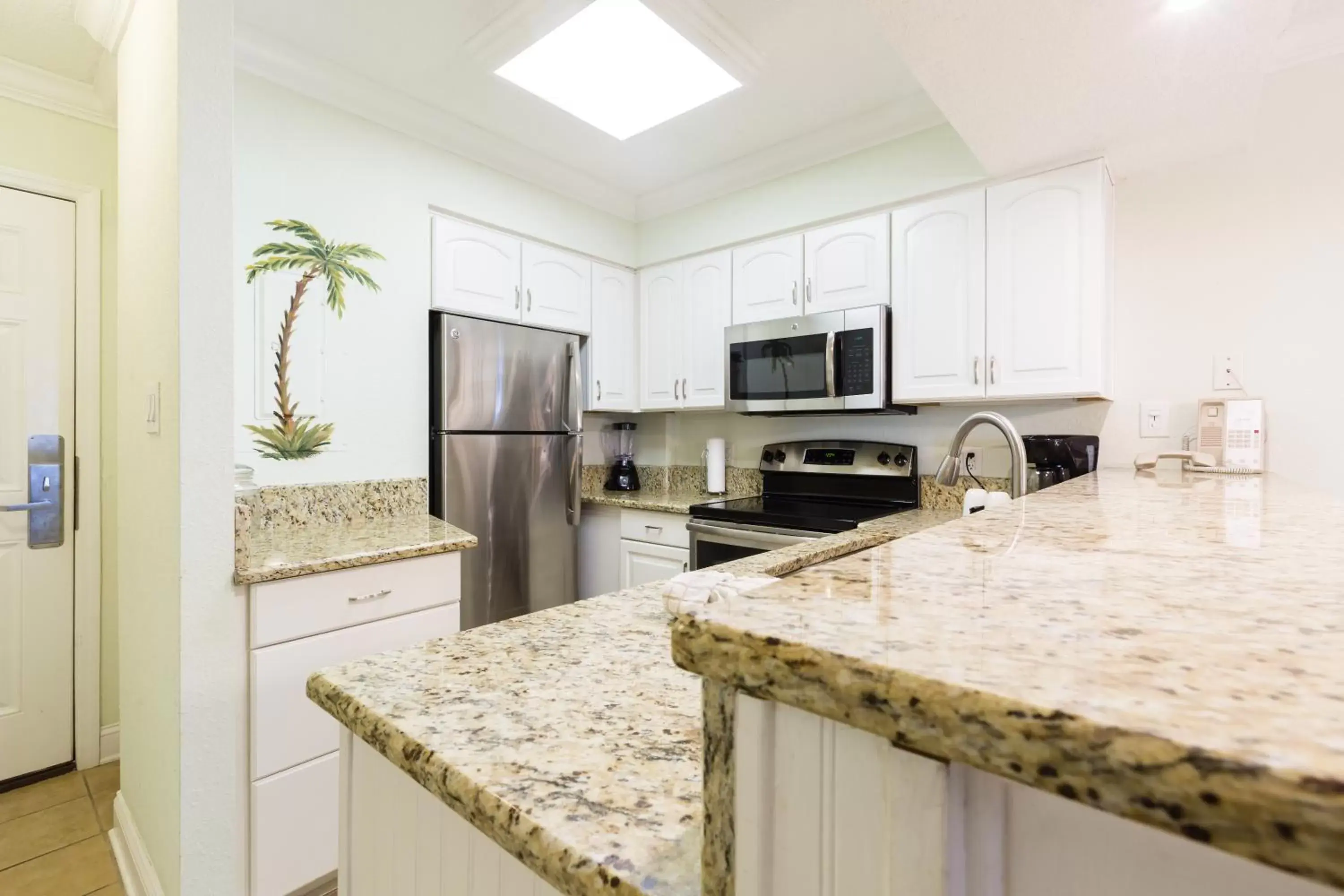 Kitchen or kitchenette, Kitchen/Kitchenette in Sands Beach Club by Capital Vacations