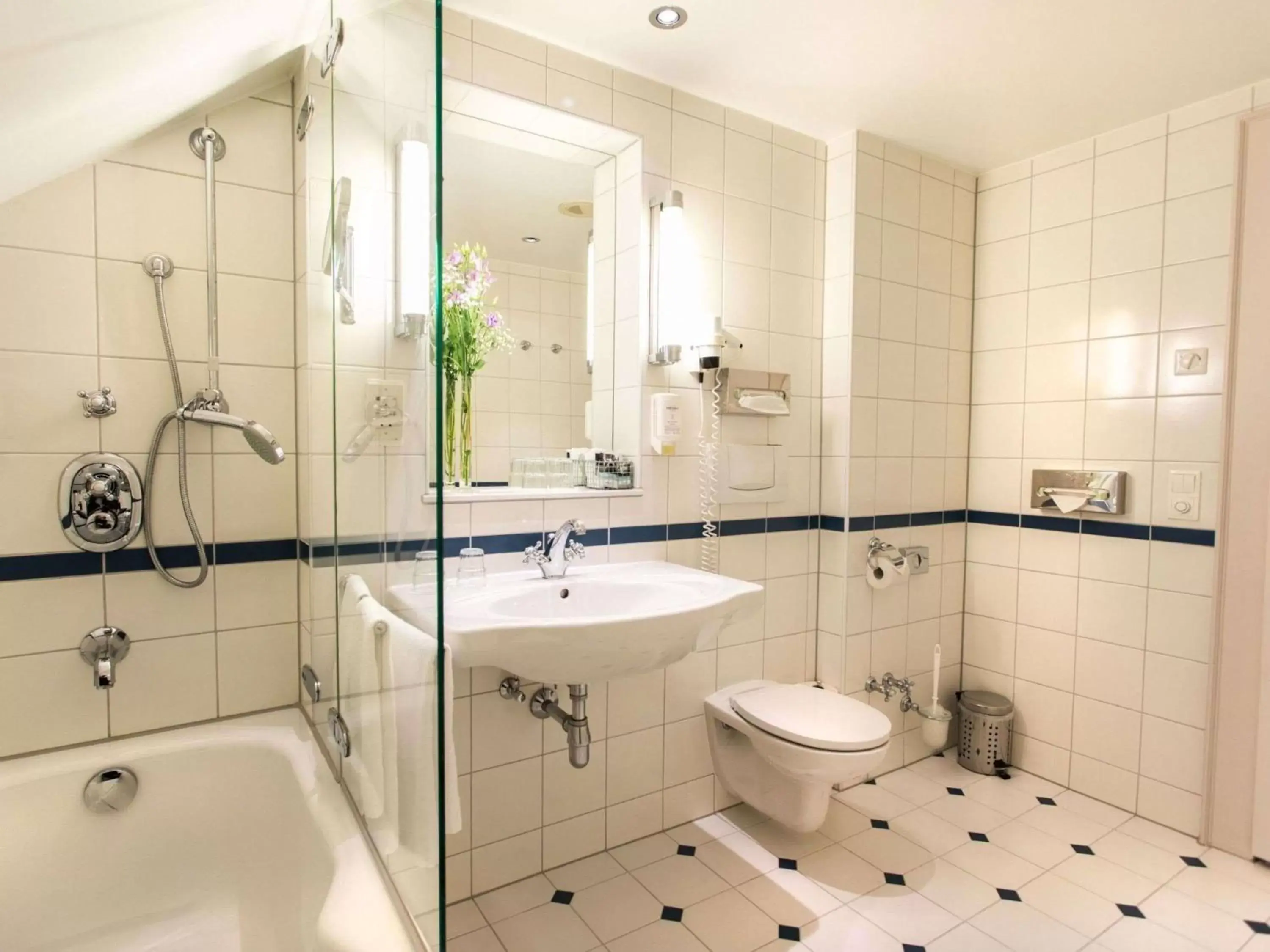 Photo of the whole room, Bathroom in Mercure Grand Hotel Biedermeier Wien