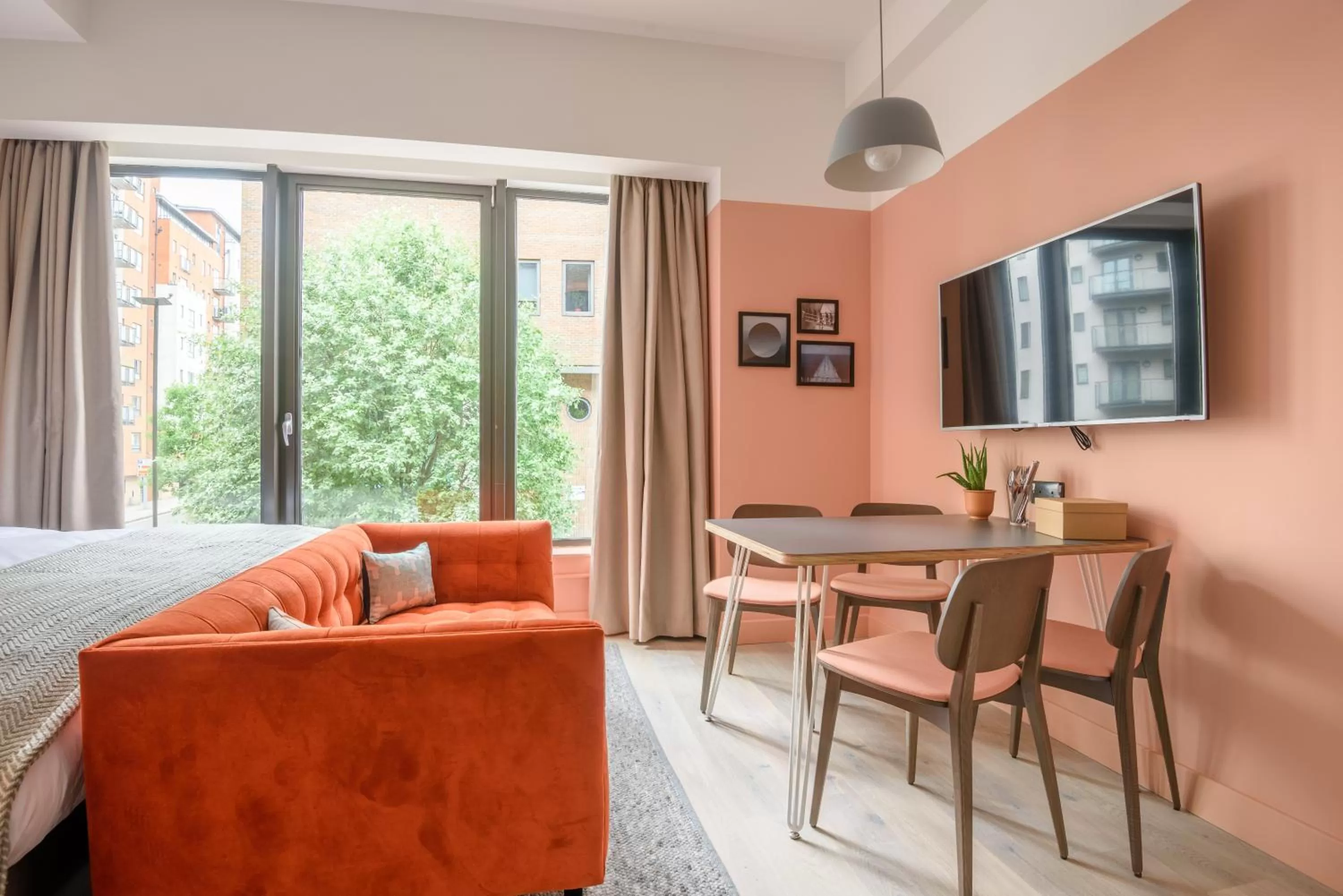 Photo of the whole room in room2 Southampton Hometel