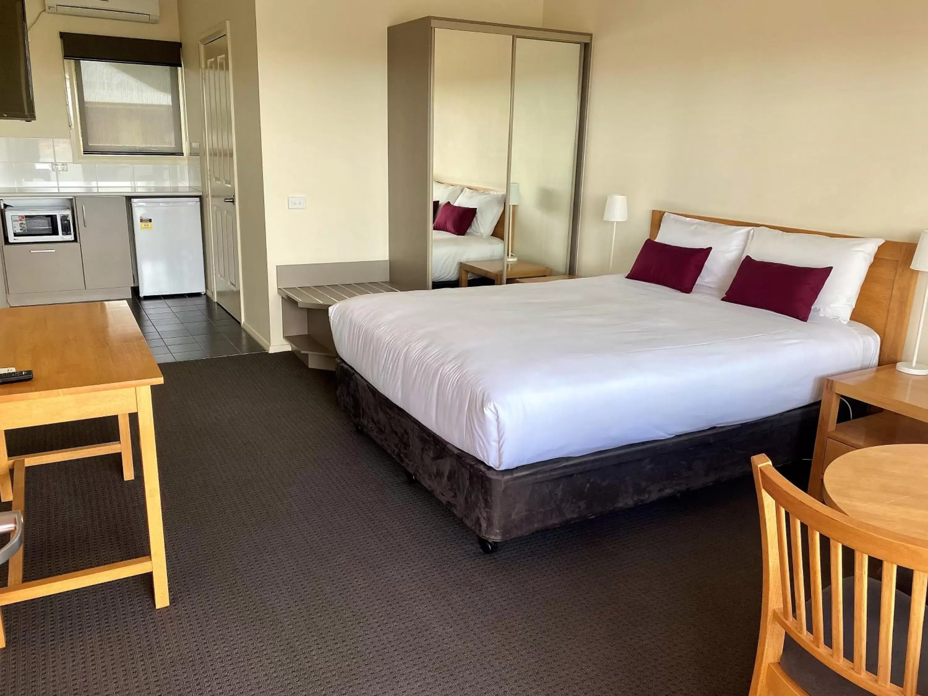 Bedroom, Bed in Bishops Lodge Motor Inn