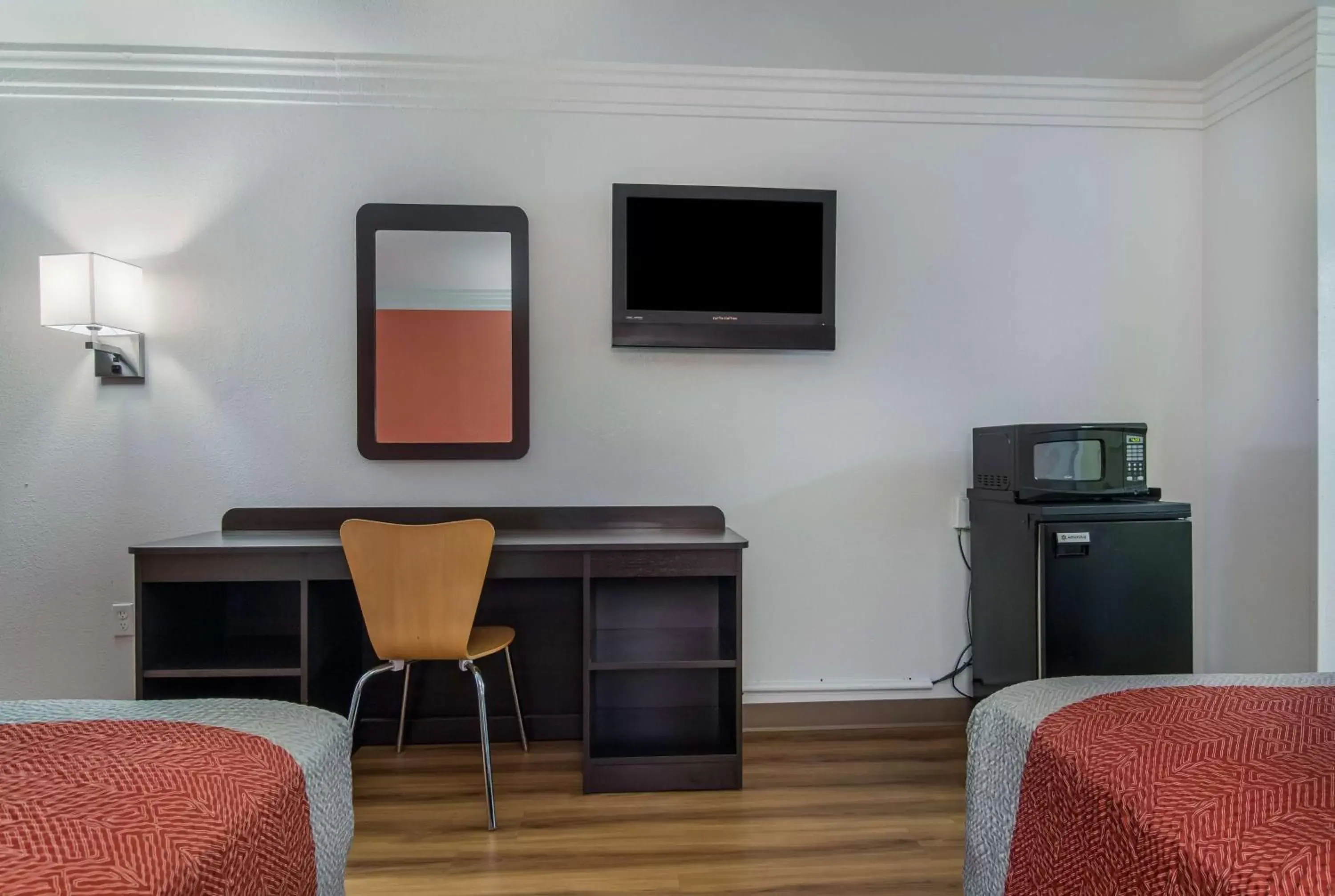 Photo of the whole room, TV/Entertainment Center in Motel 6-Marshall, TX