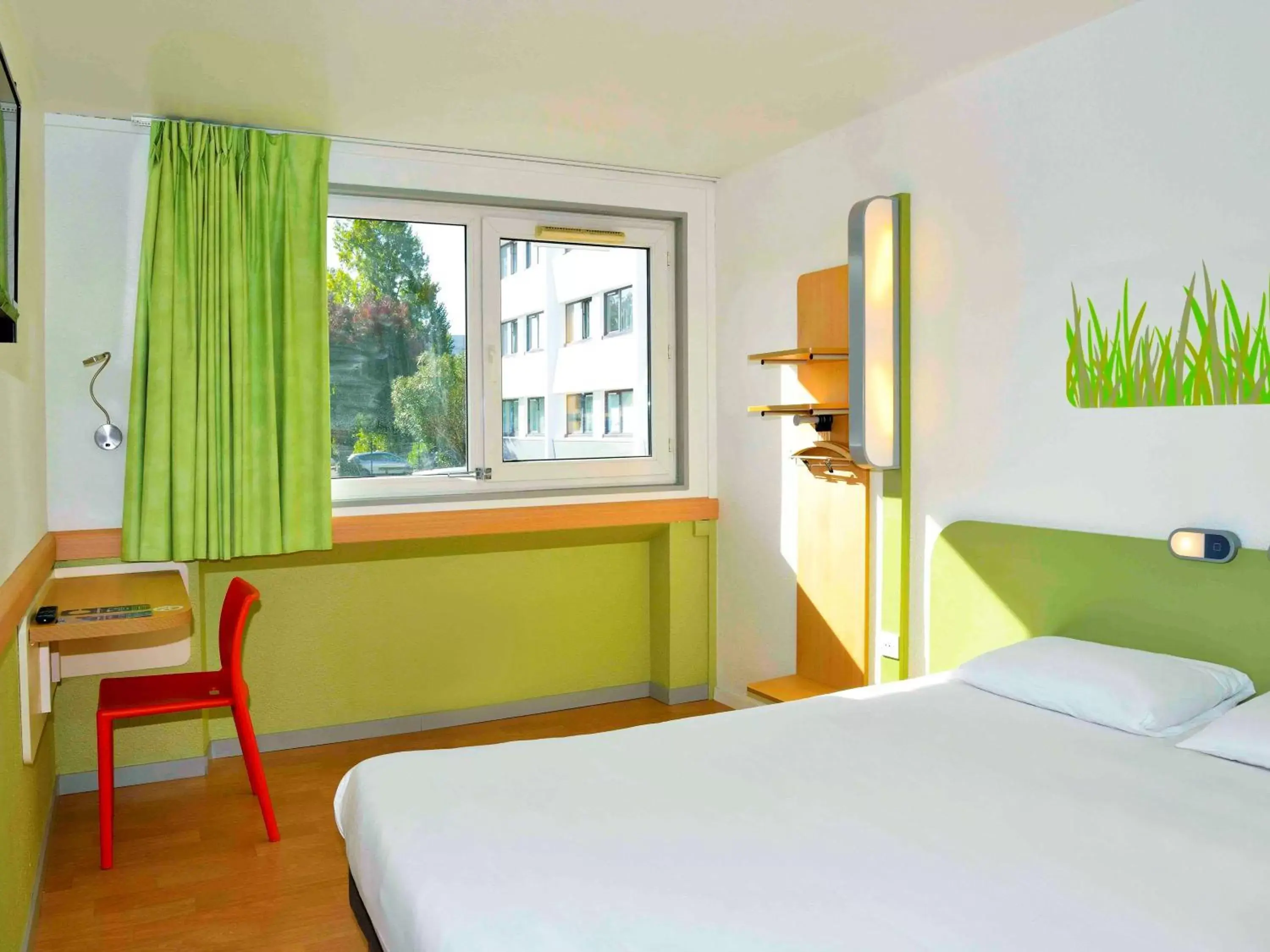 Photo of the whole room, Bed in ibis budget Bordeaux Lac