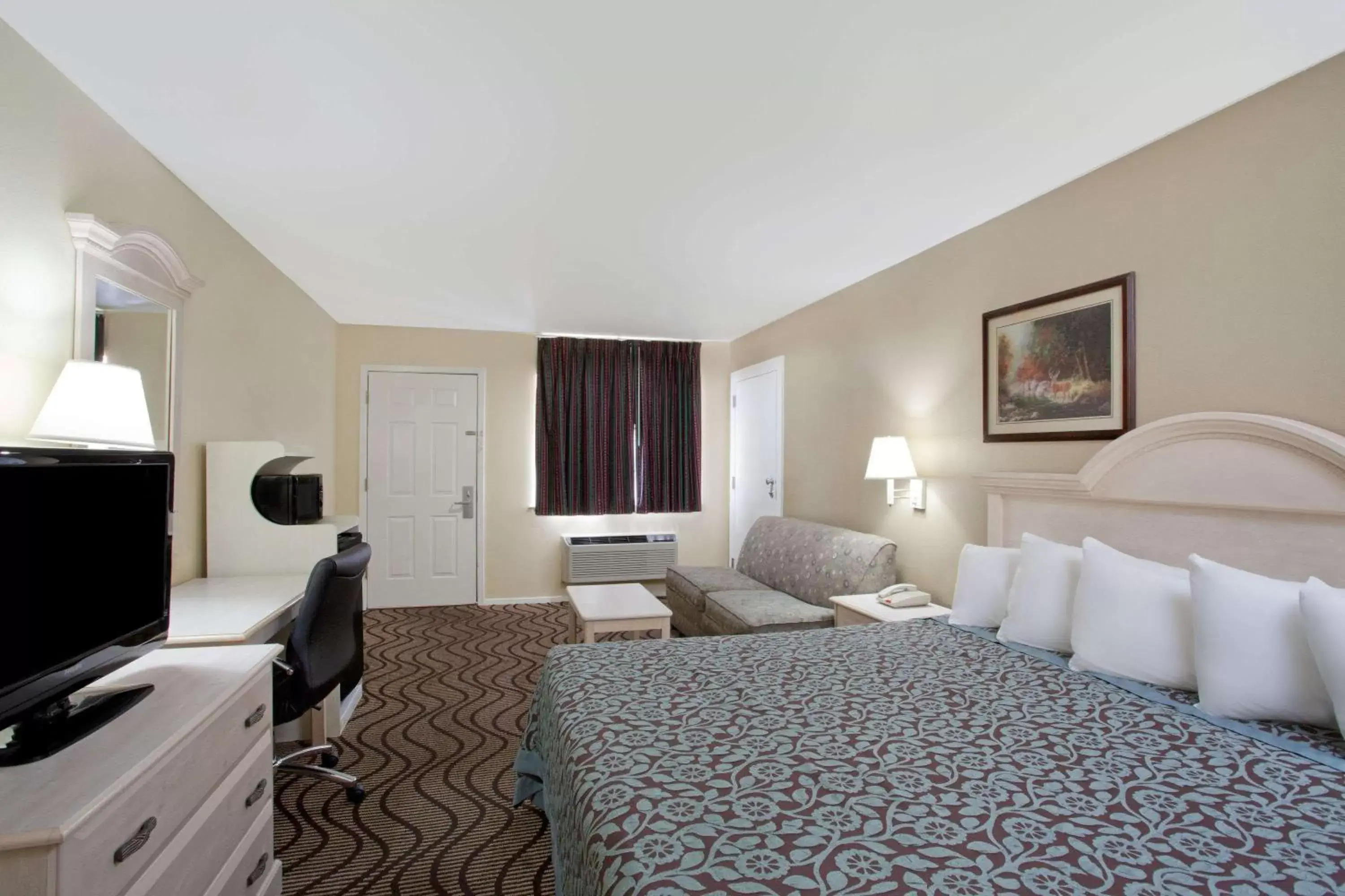 Photo of the whole room, Bed in Days Inn by Wyndham Kerrville