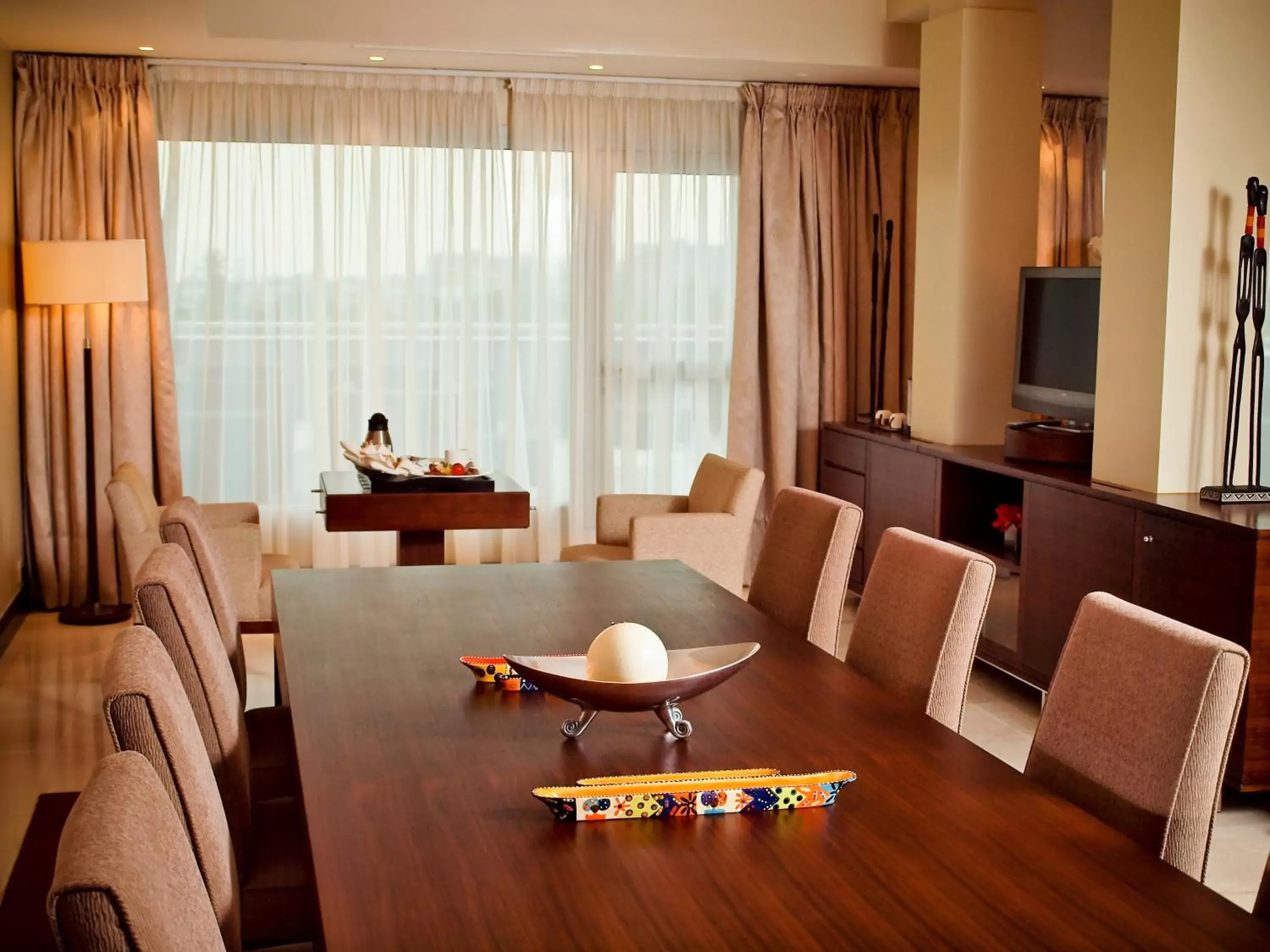 Dining area, Seating Area in Radisson Blu Anchorage Hotel