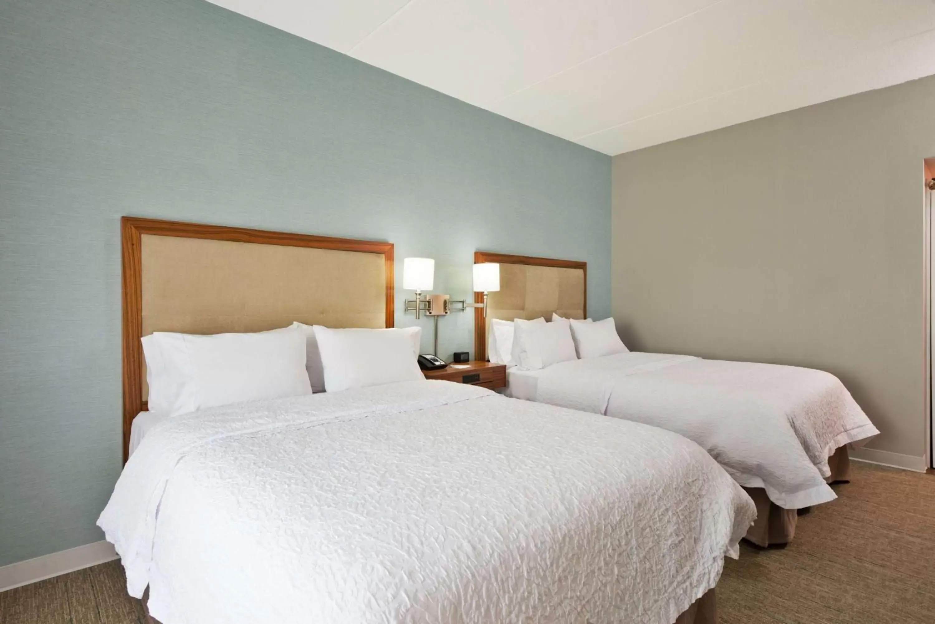 Bed in Hampton Inn & Suites North Huntingdon-Irwin, PA