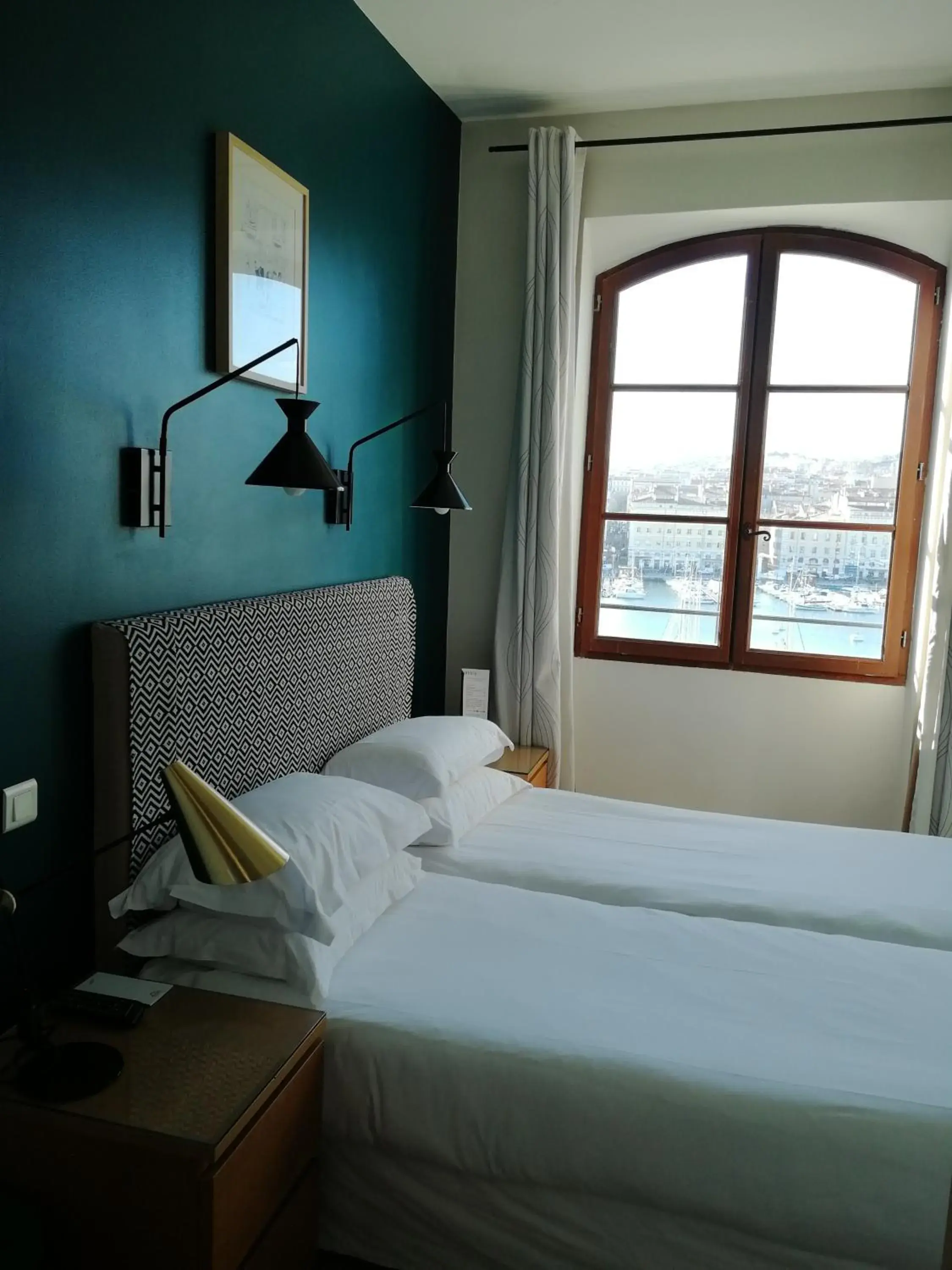 Bed in Hotel Belle-Vue Vieux-Port