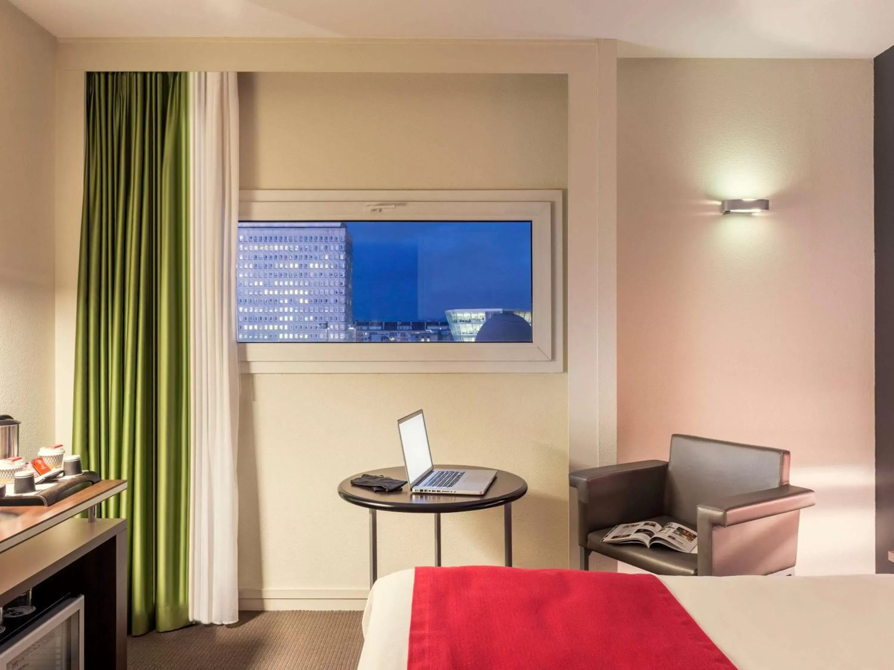 Photo of the whole room, TV/Entertainment Center in Mercure Rennes Centre Gare