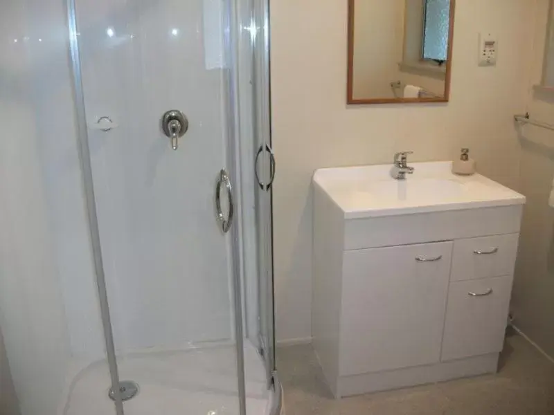 Shower, Bathroom in Scenicland Motels