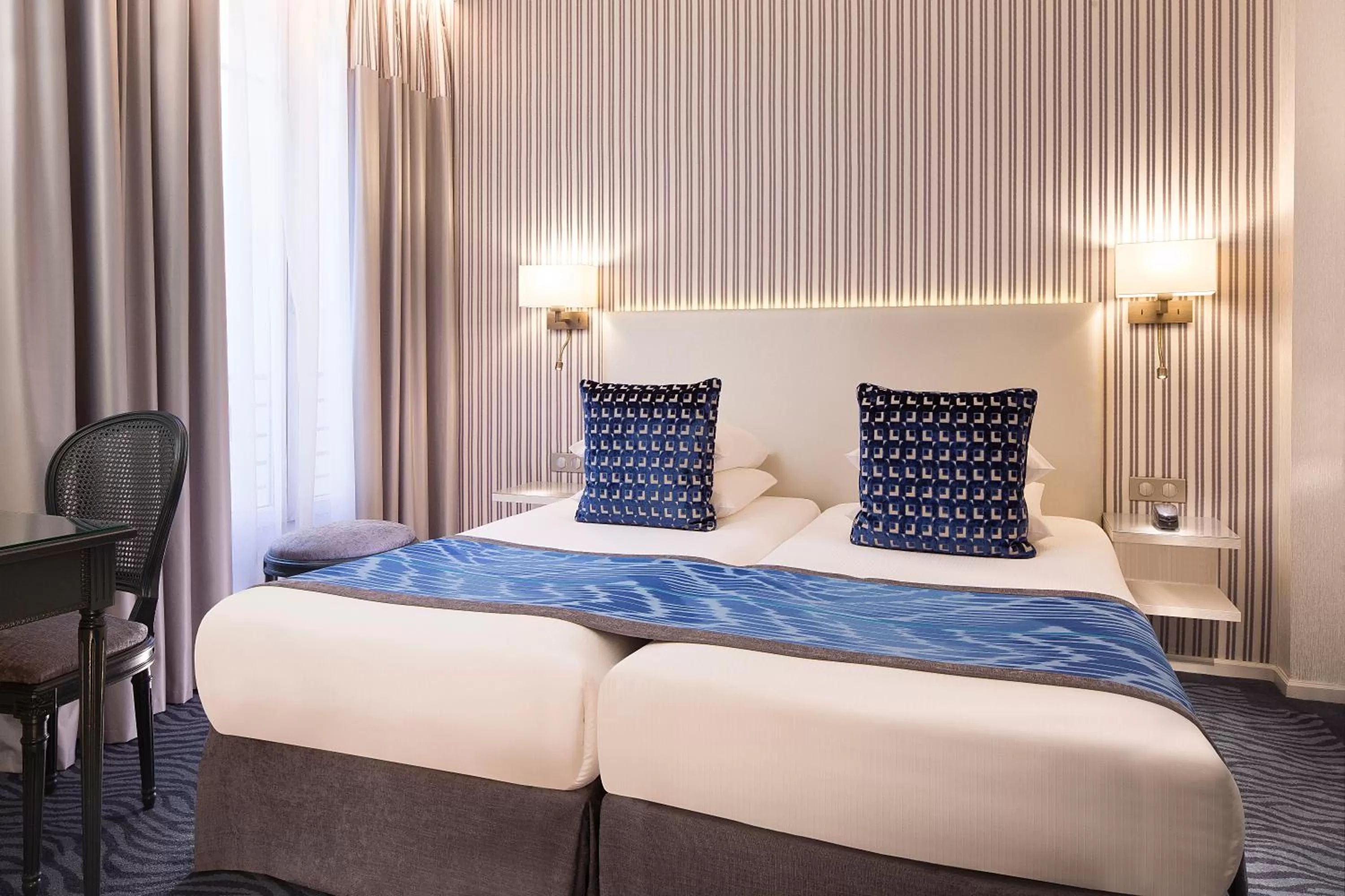 Bed in Hôtel Victor Hugo Paris Kléber