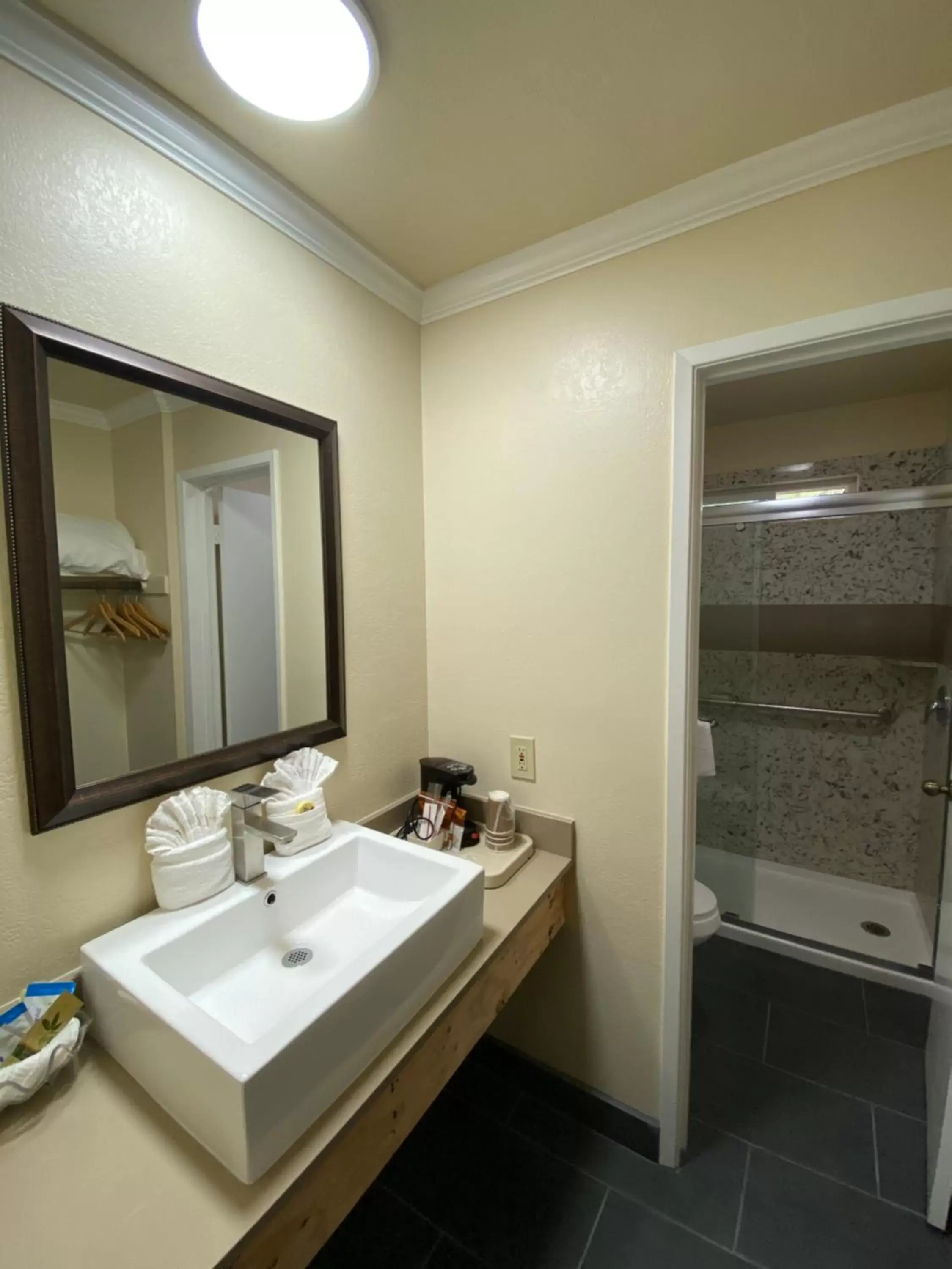 Bathroom in Beachwalker Inn Cayucos