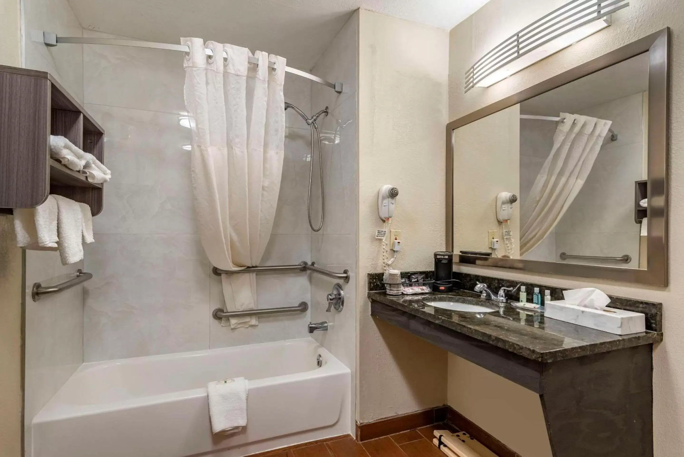 Bedroom, Bathroom in Quality Inn Conyers I-20