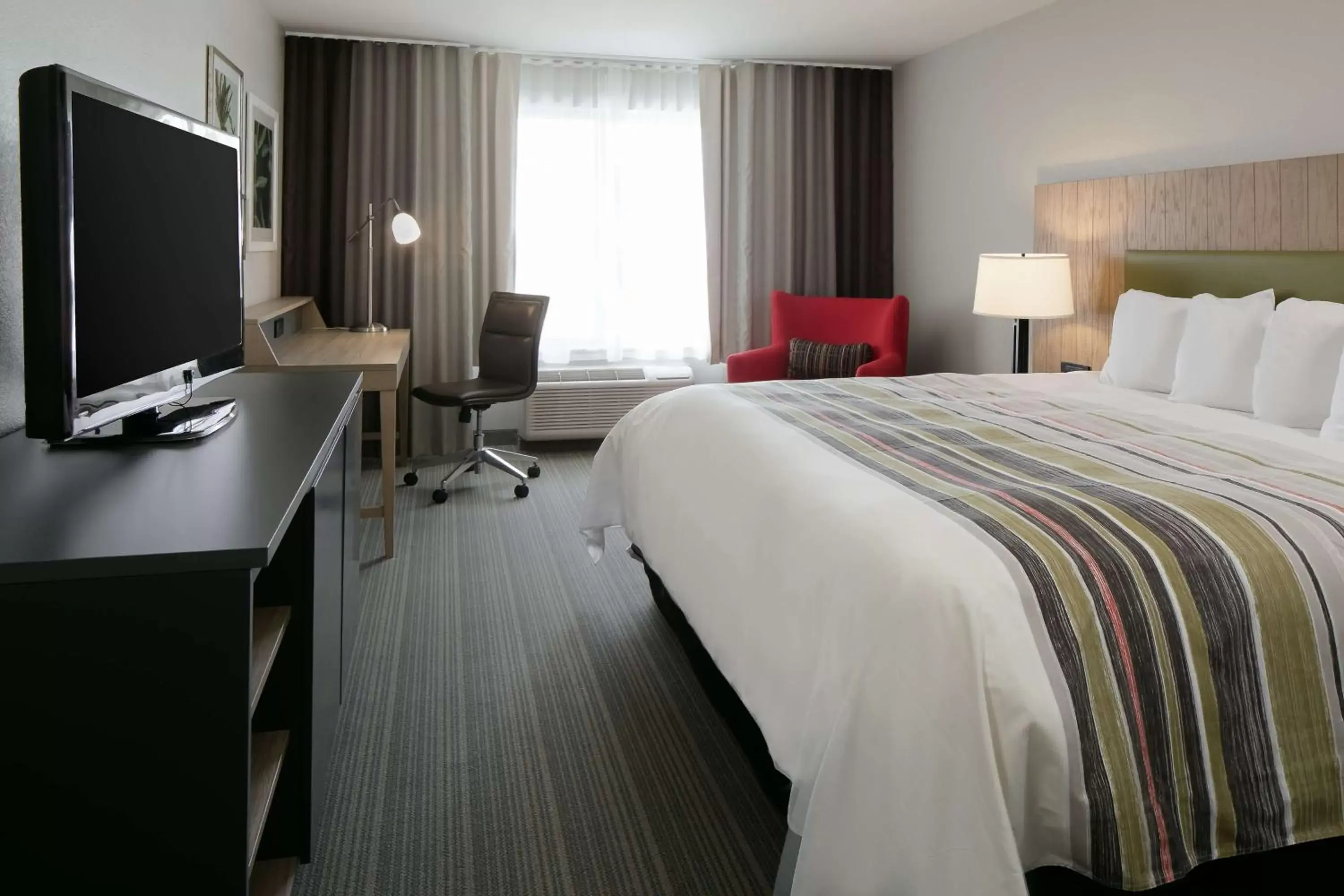 Photo of the whole room, Bed in Country Inn & Suites by Radisson, Madison West, WI