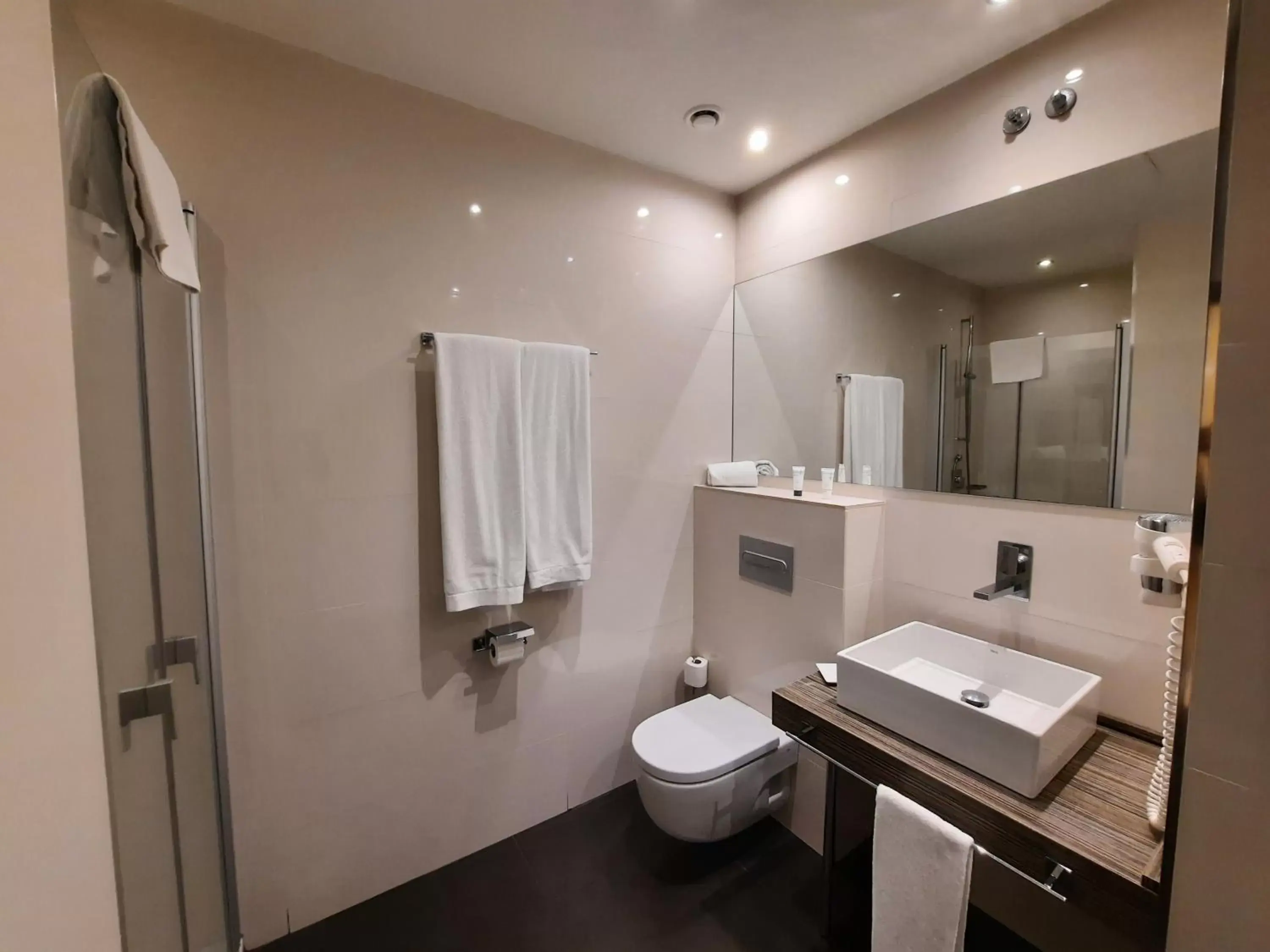 Bathroom in HelloSky Air Rooms Madrid