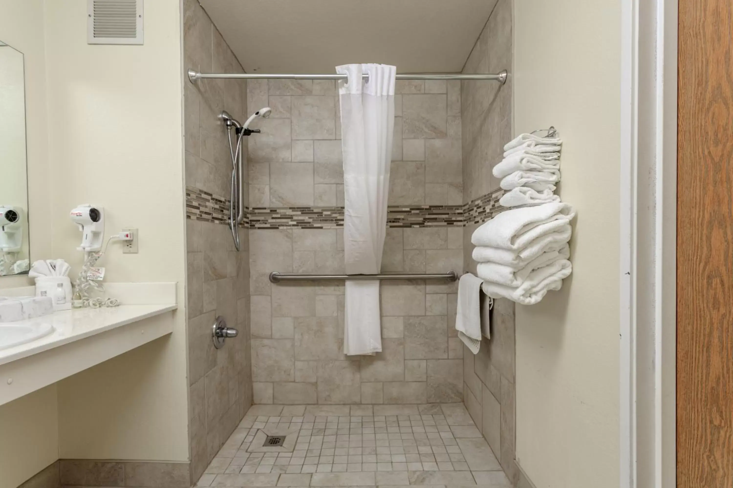 Shower, Bathroom in Branson Towers Hotel