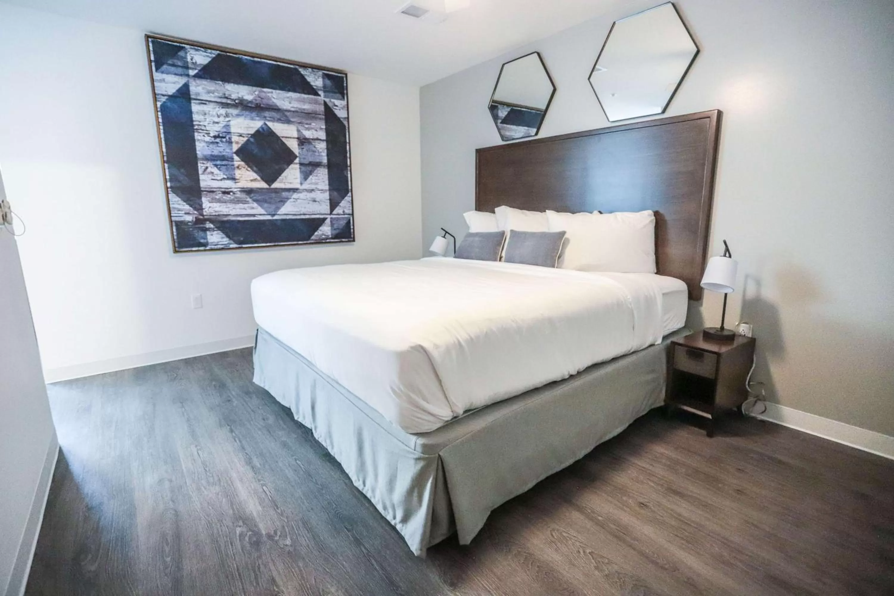 Photo of the whole room, Bed in Leavenworth Local Hotel