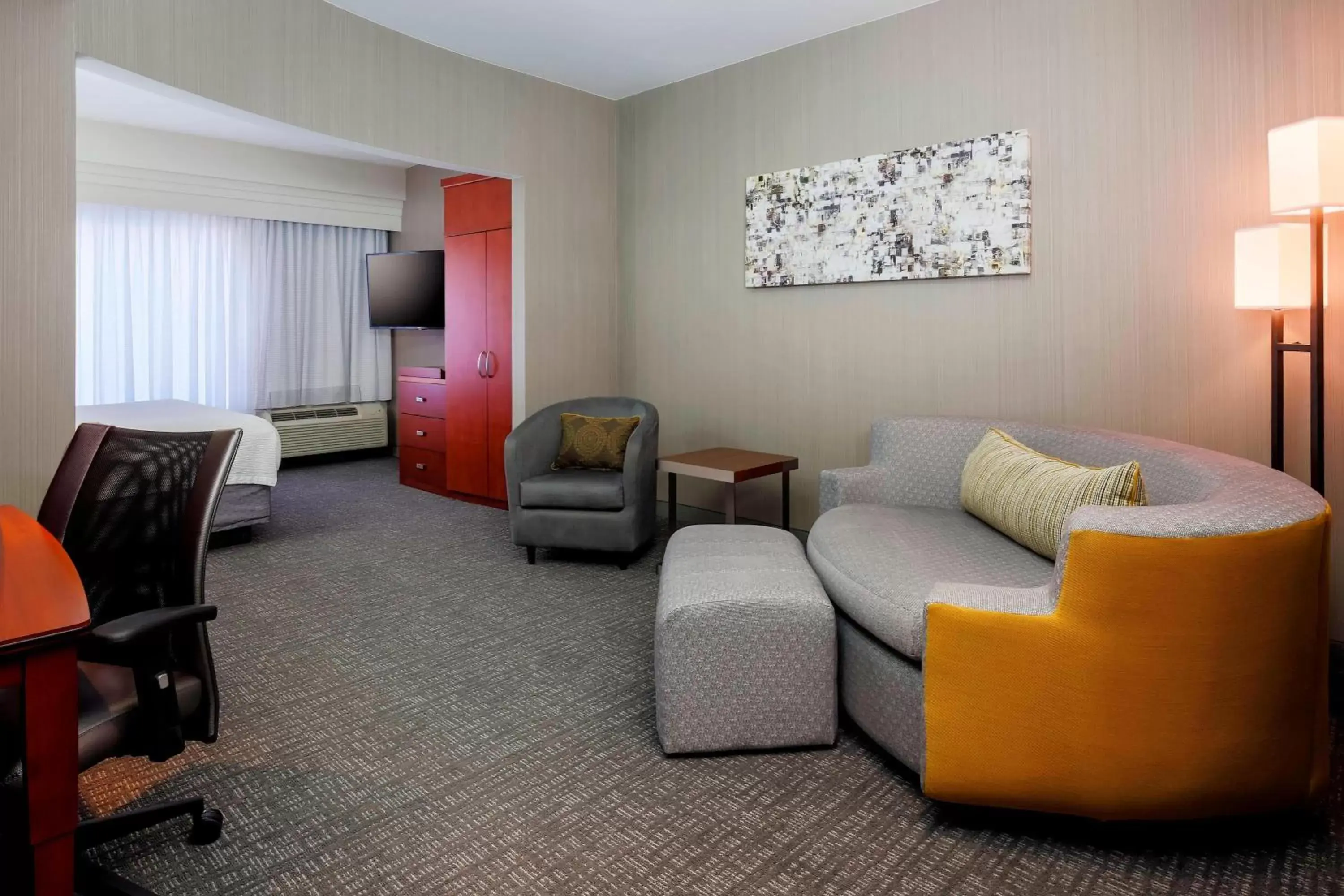 Photo of the whole room, Seating Area in Courtyard by Marriott Dallas Arlington South