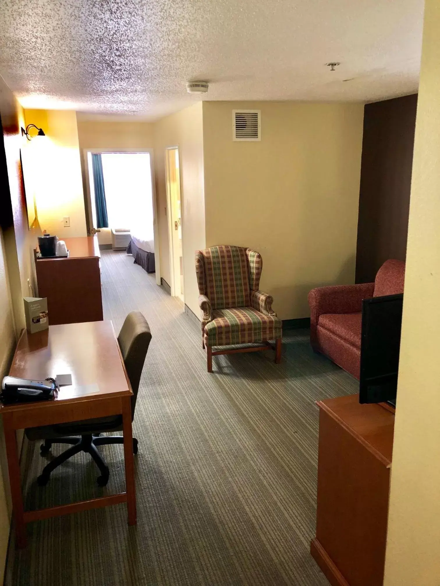 Living room, Seating Area in Country Inn & Suites by Radisson, Chicago O Hare Airport