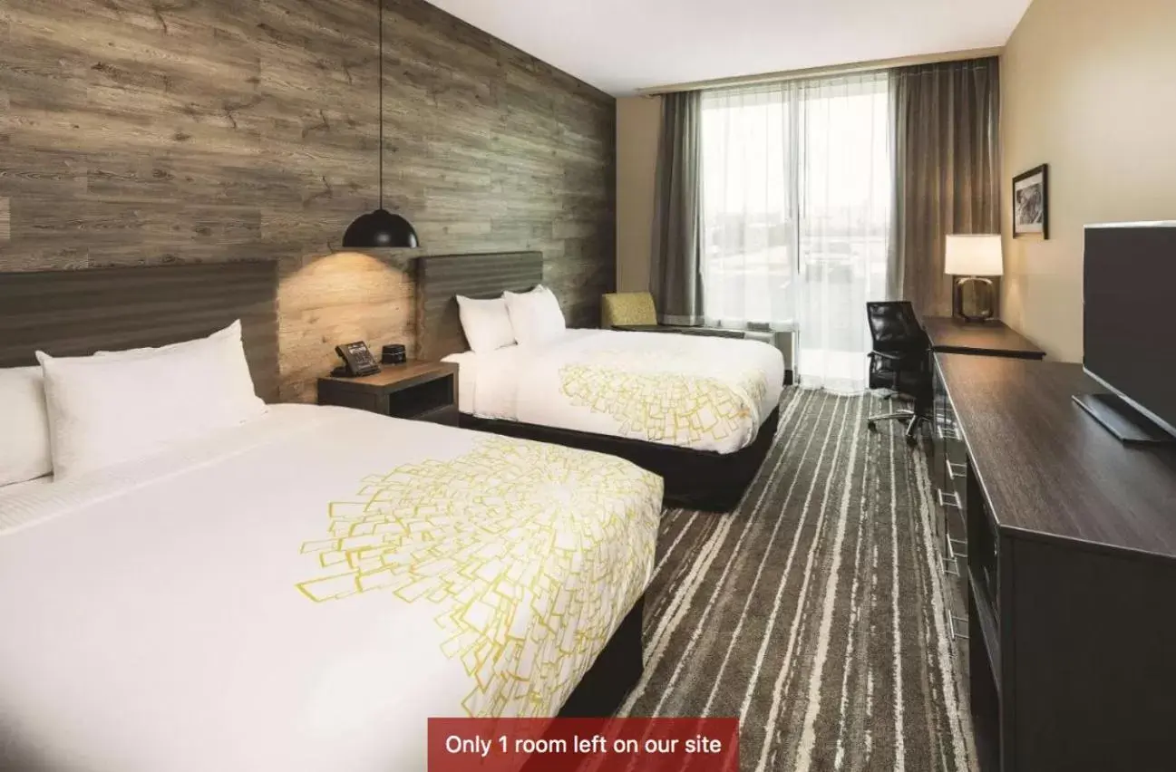 Bedroom in La Quinta Inn & Suites by Wyndham Locust Grove