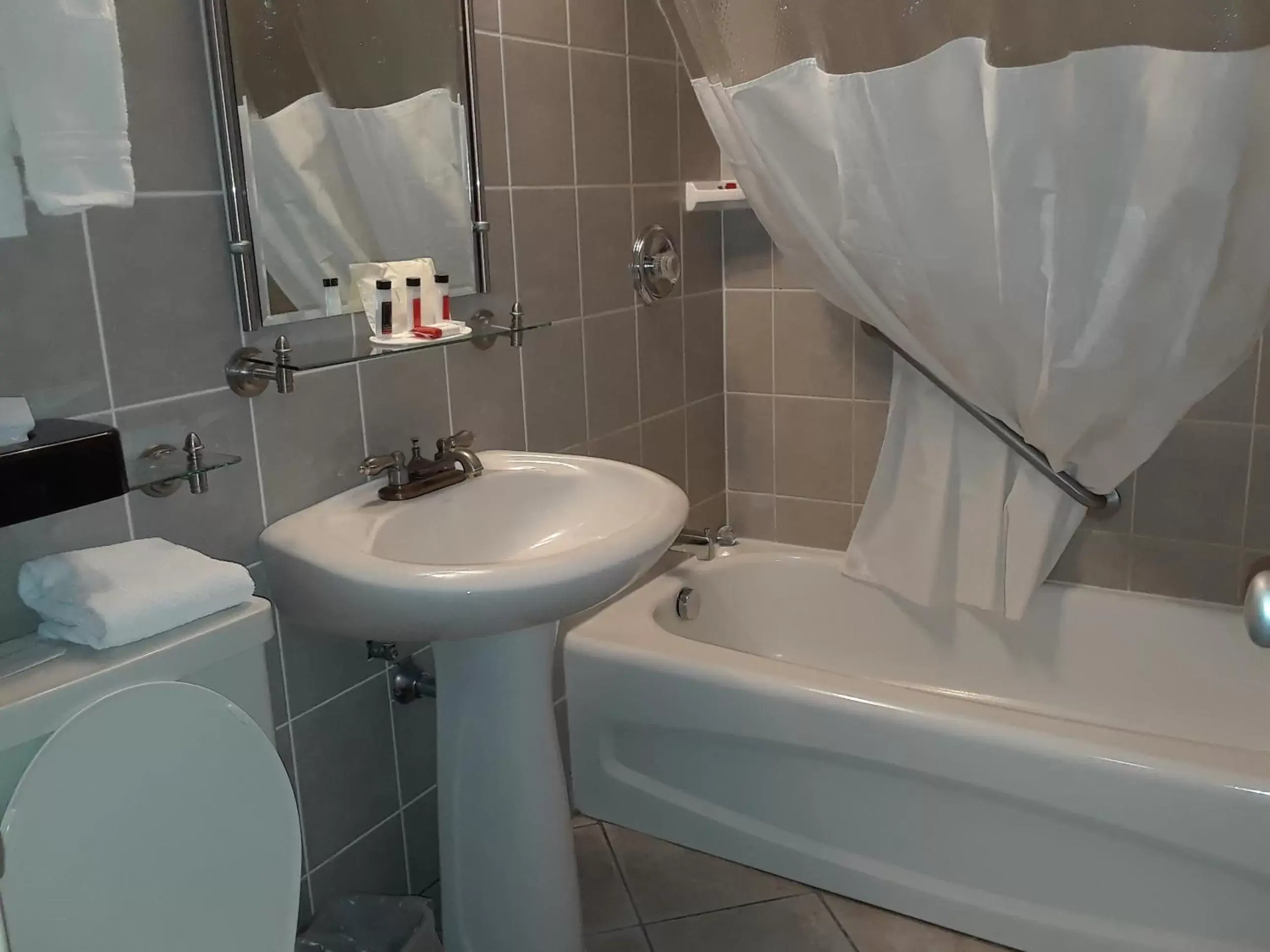 Bathroom in Ramada by Wyndham Jordan/Beacon Harbourside Resort