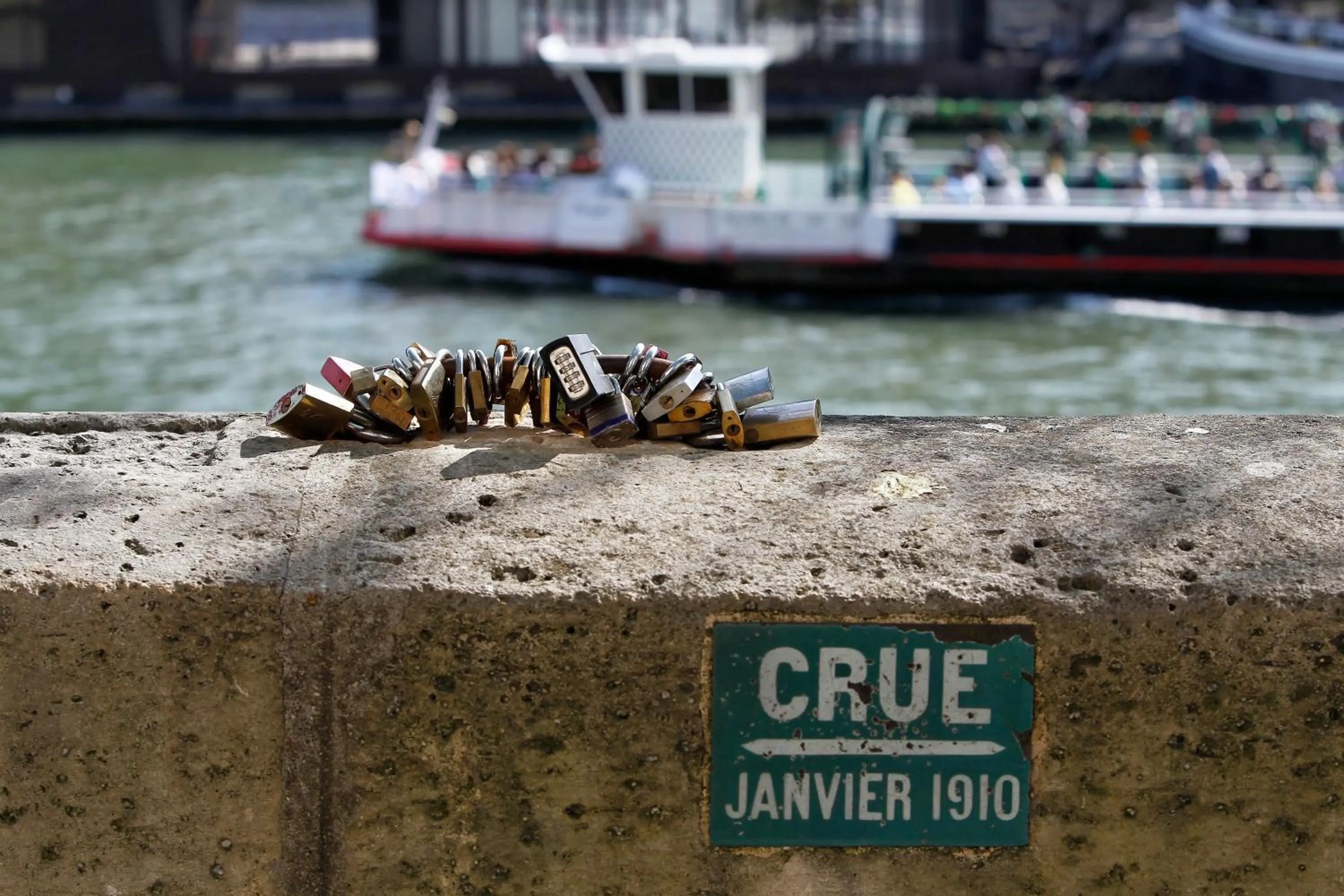 Nearby landmark in Hotel des Deux-Iles - Notre-Dame