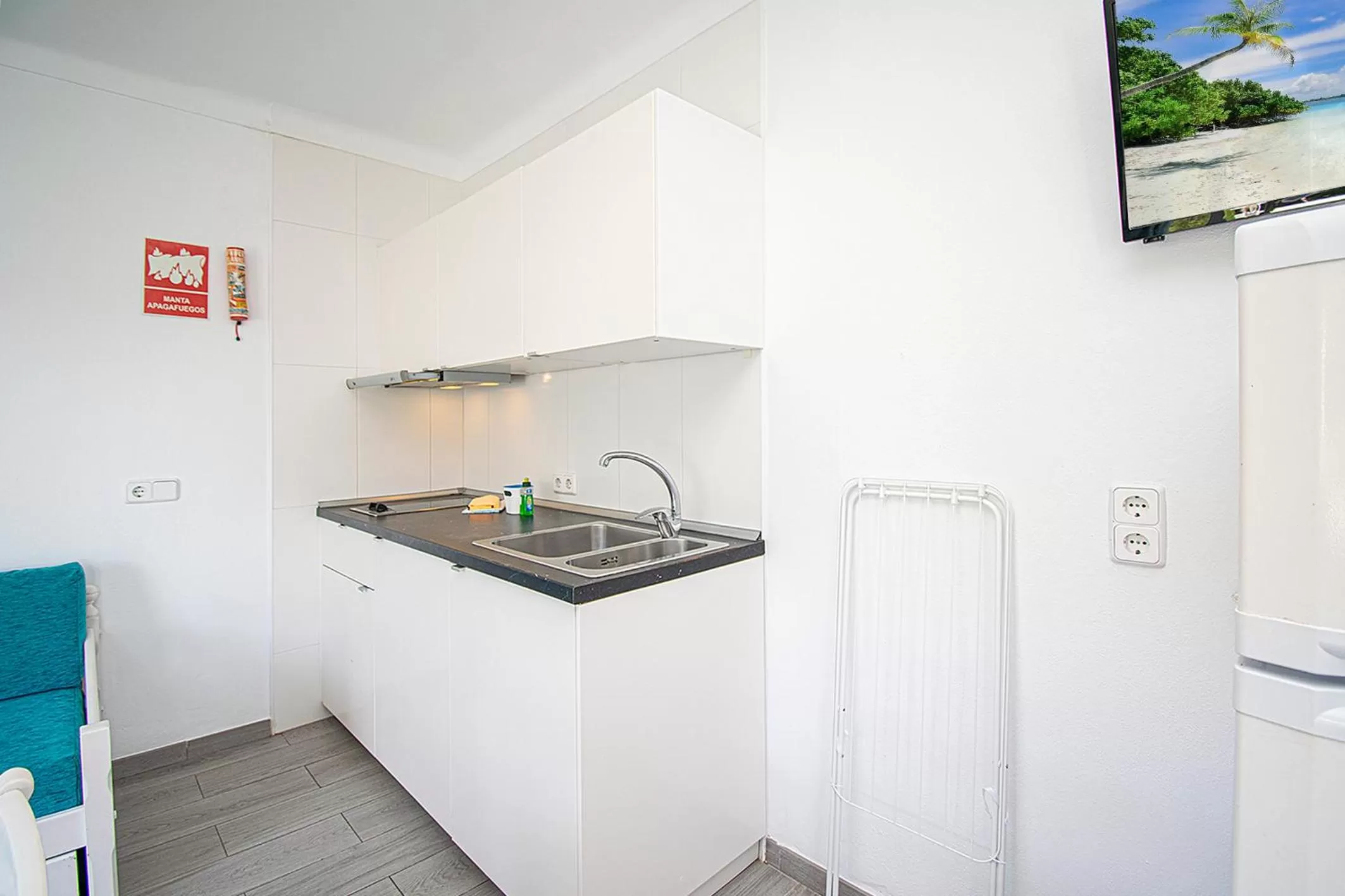 Kitchen or kitchenette in Apartamentos Falcó