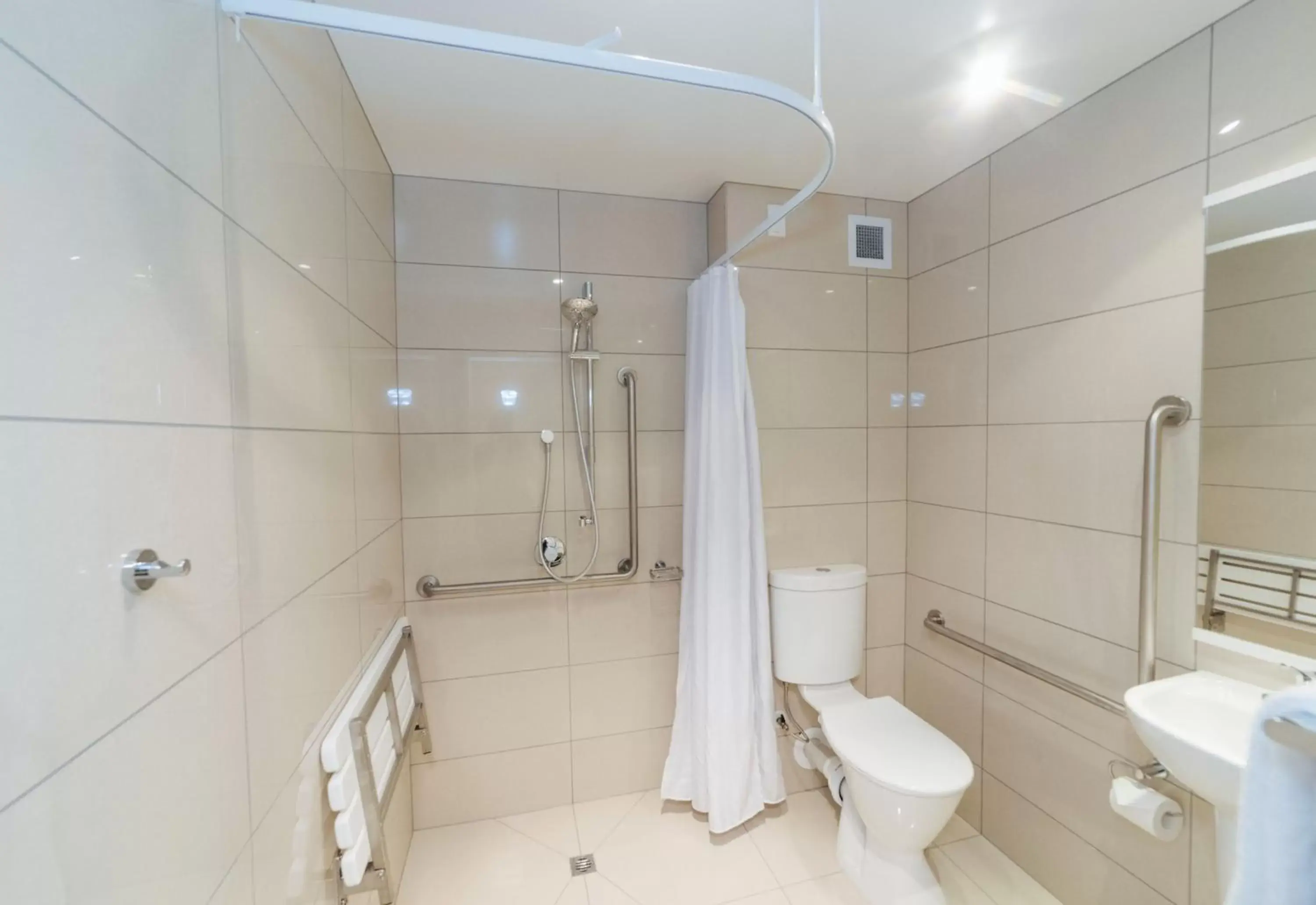 Shower, Bathroom in Brydone Hotel Oamaru