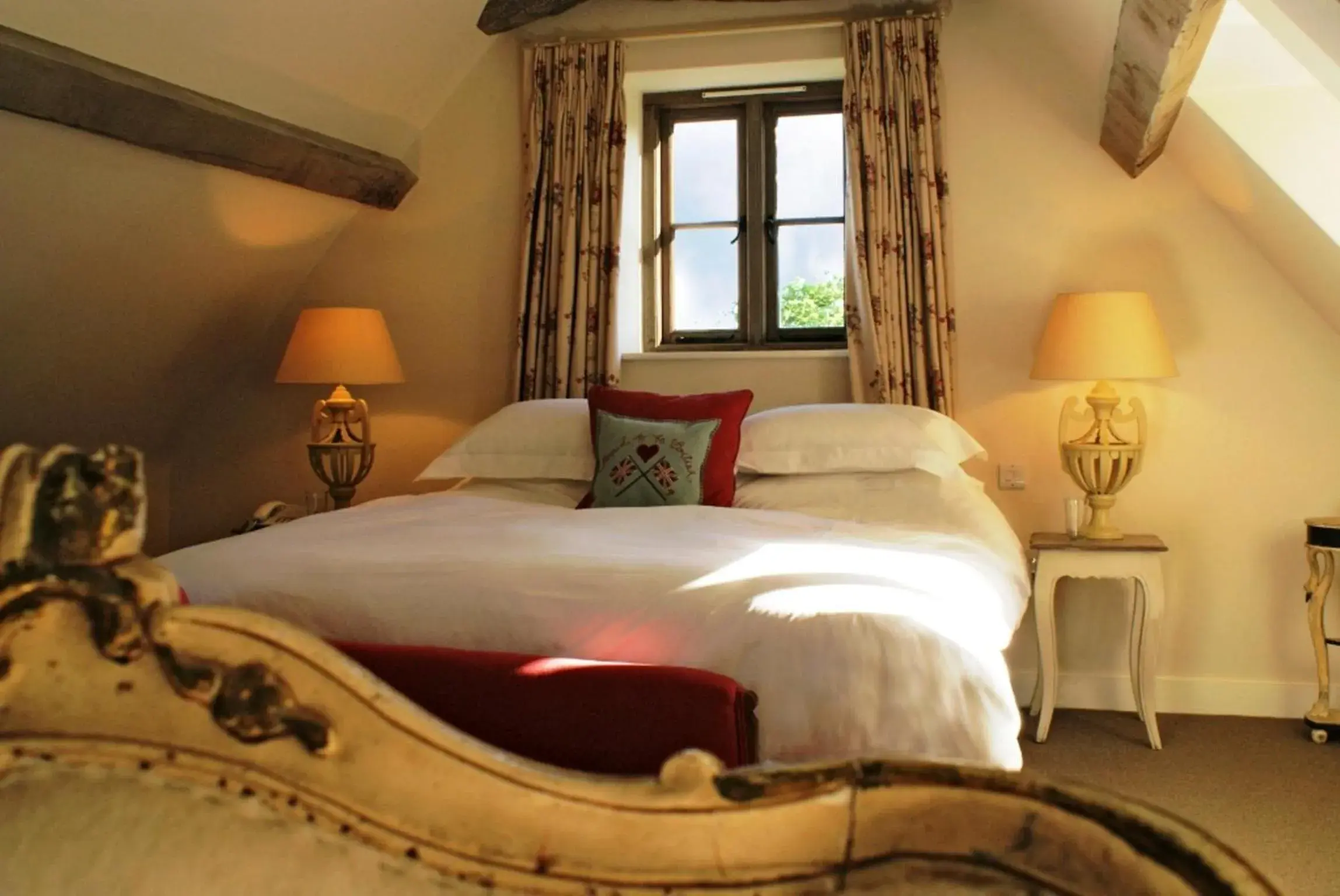 Bedroom, Bed in The Swan Inn Swinbrook