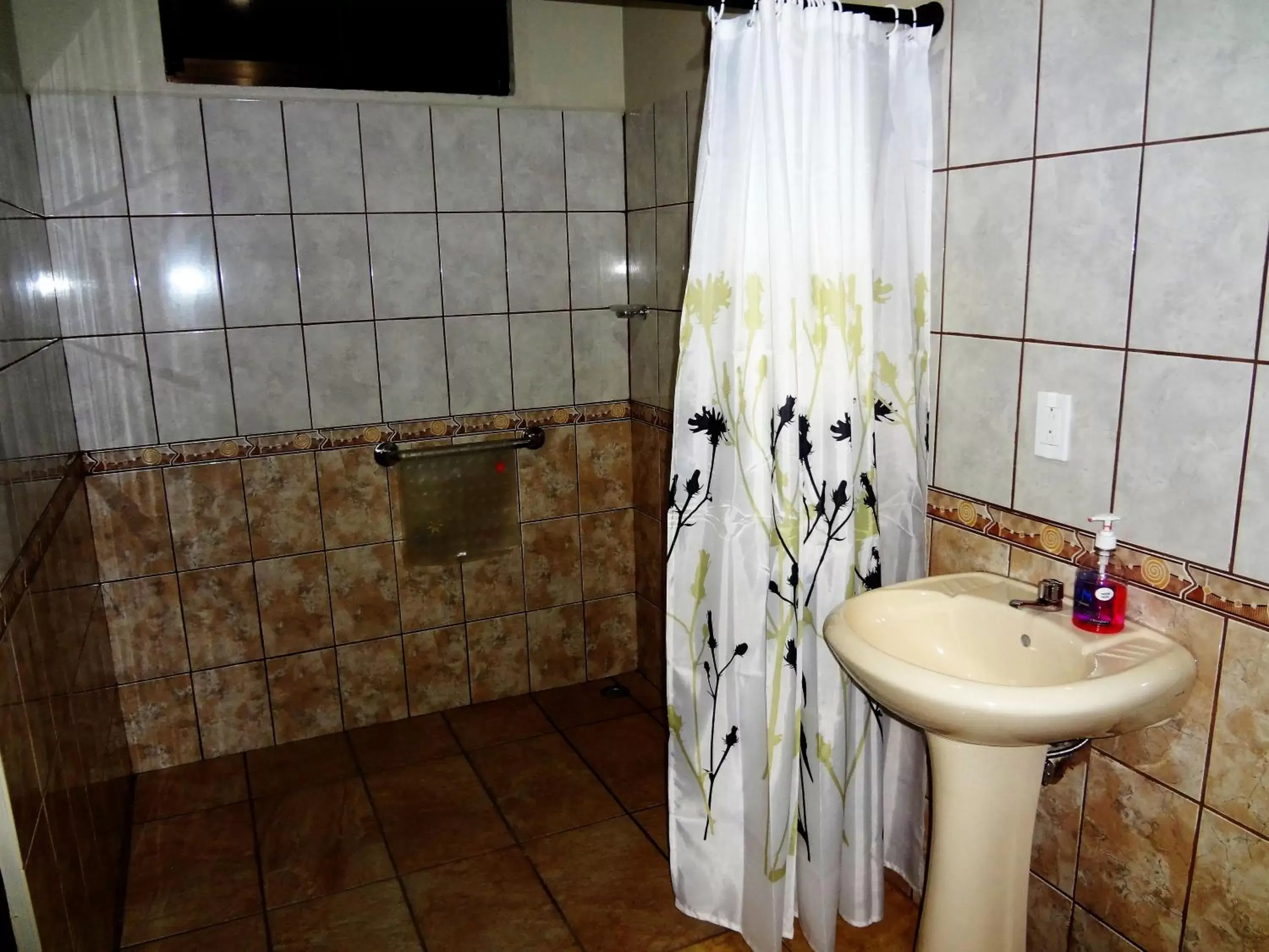 Shower, Bathroom in Hotel Villa Hermosa