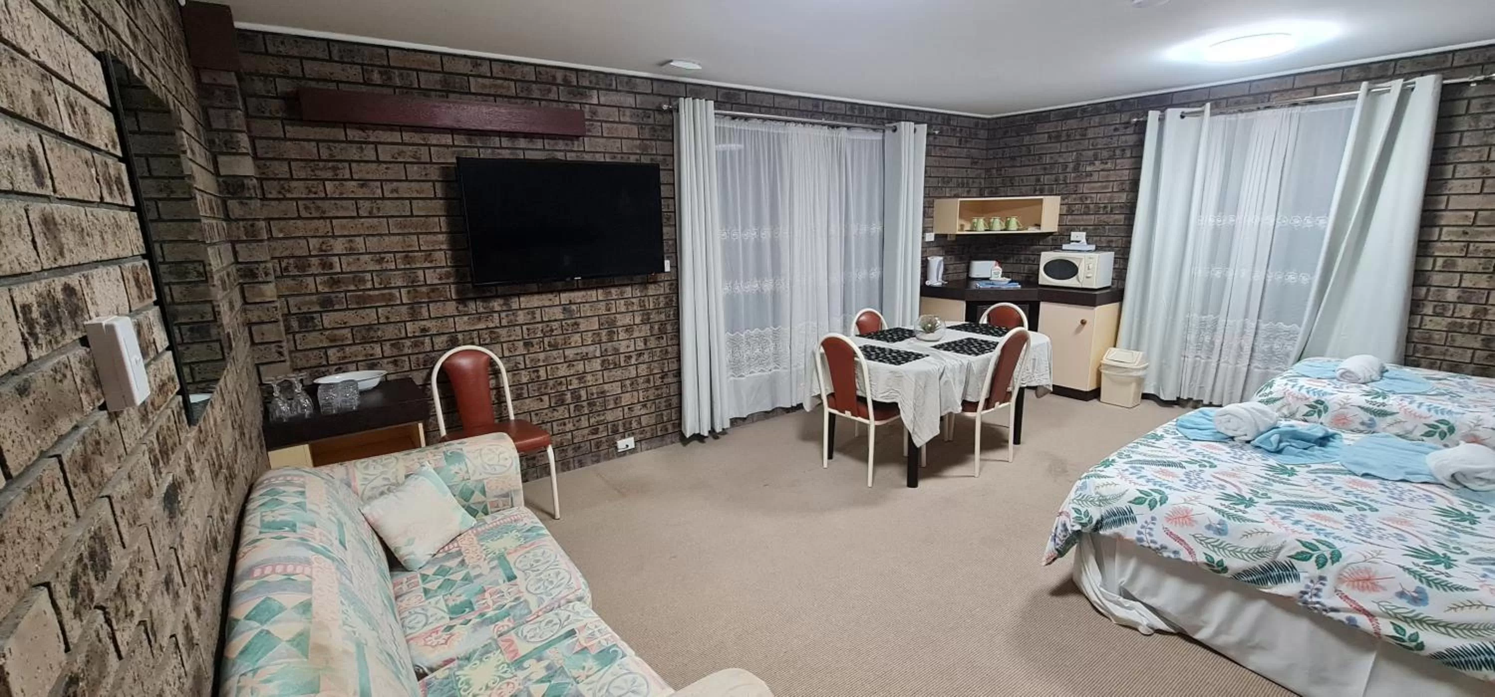 TV and multimedia, Bed in The SIM - Sussex Inlet Motel