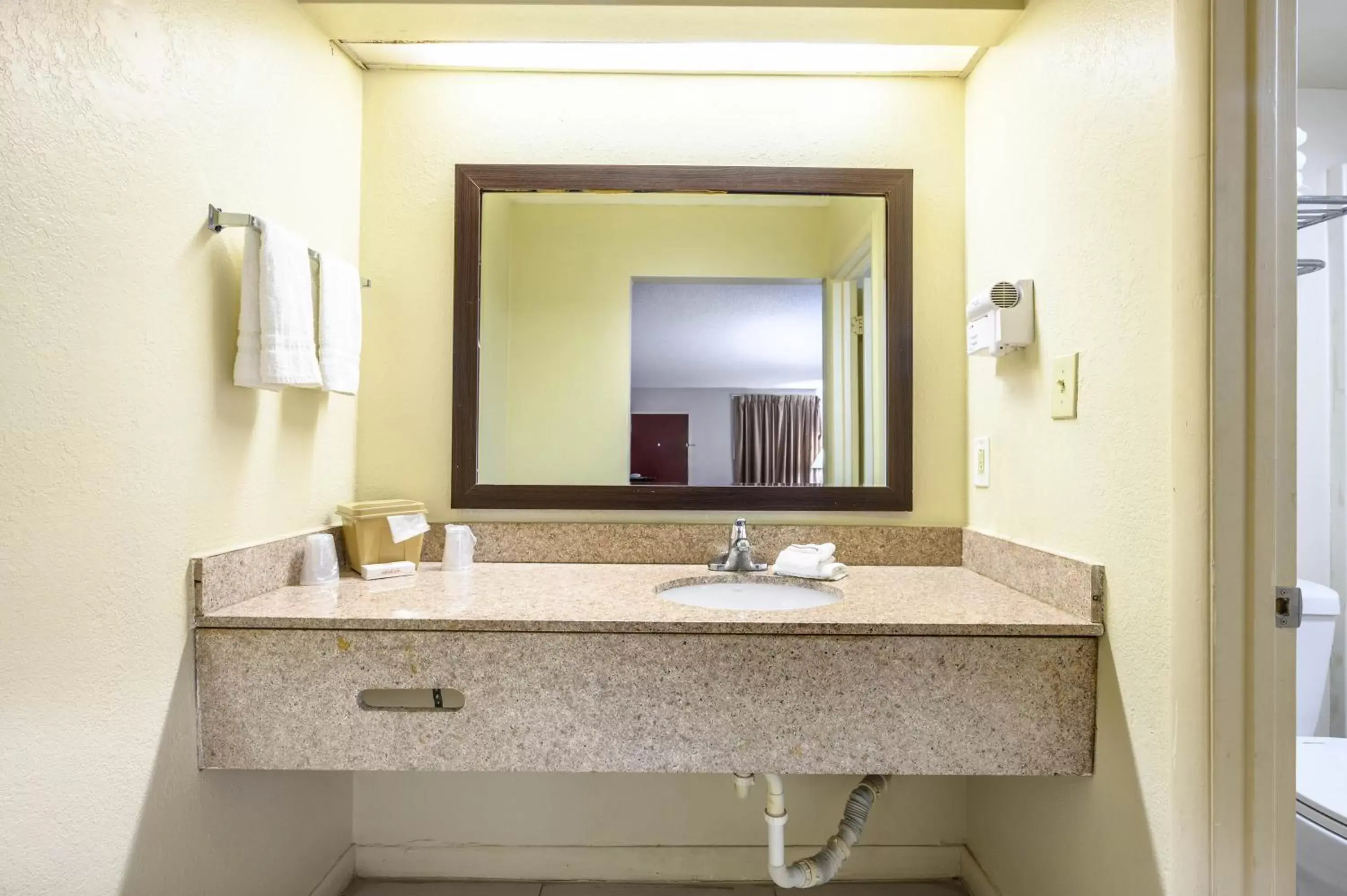 Bathroom in Red Roof Inn Sylacauga