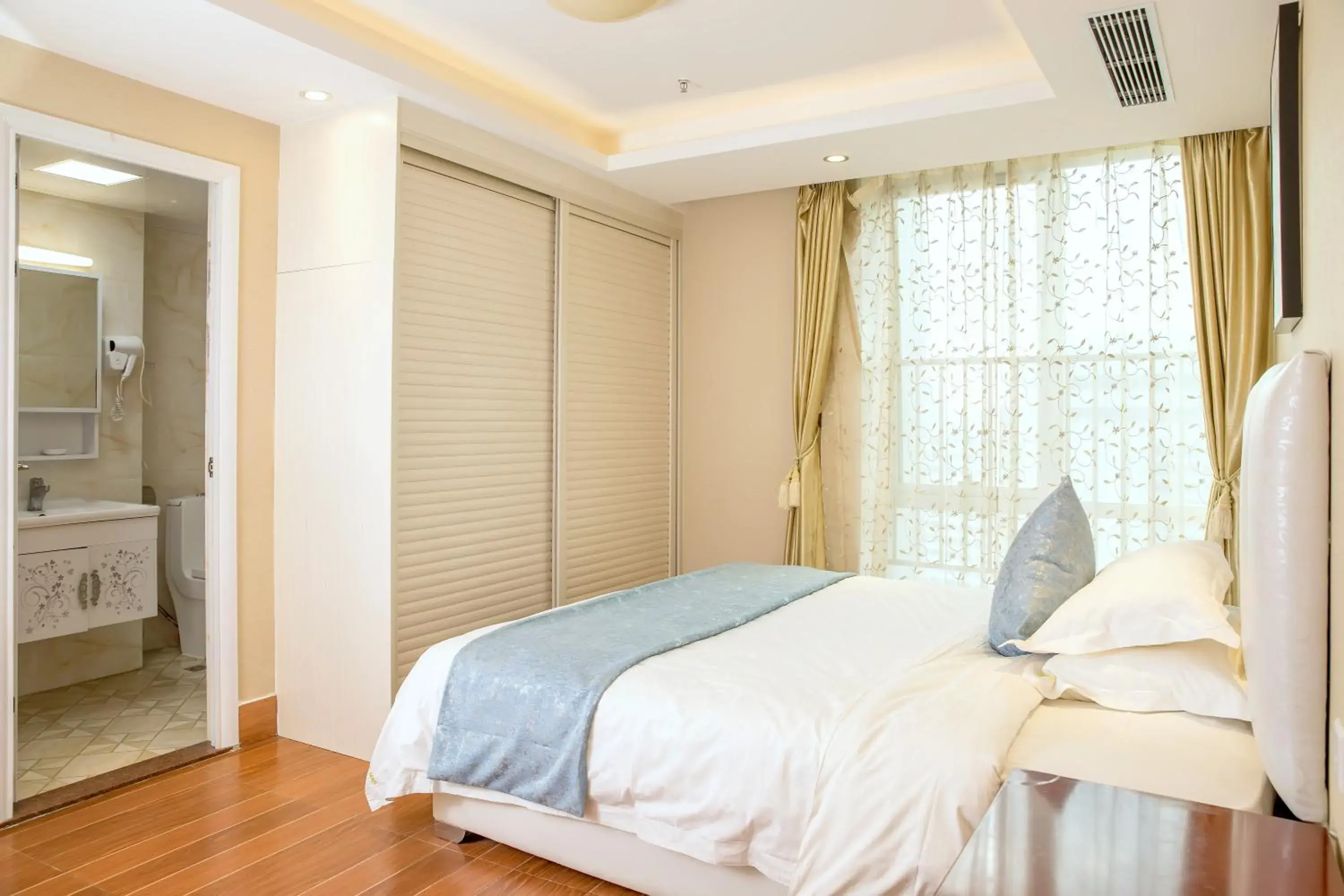 Photo of the whole room, Bed in Guangzhou Pengman Apartment Zhengjia Huanshi Branch