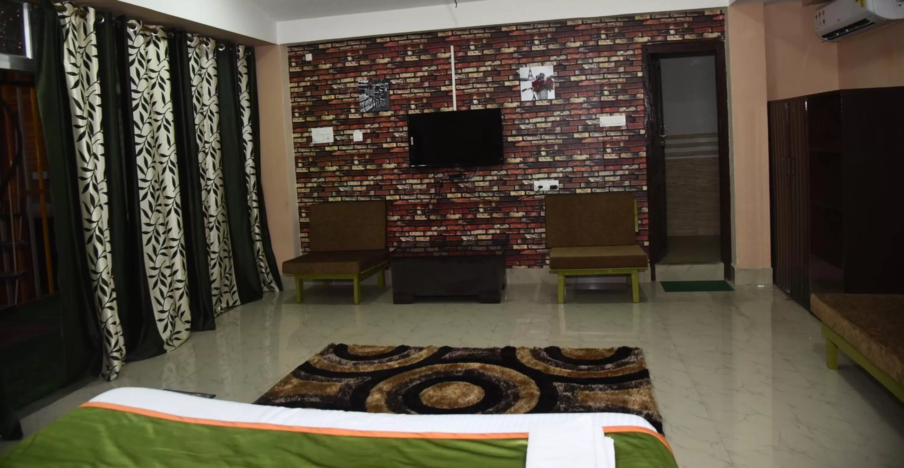 TV and multimedia, Bed in URBAN COTTAGE