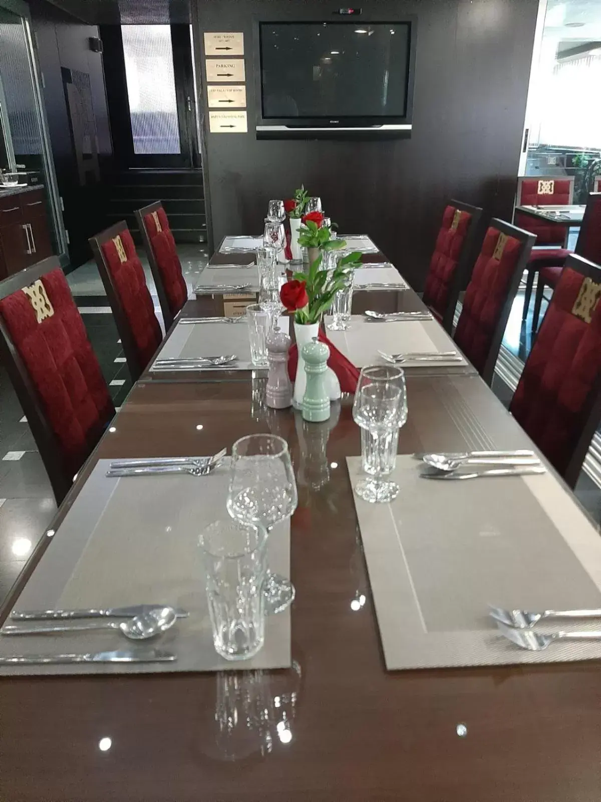 Restaurant/Places to Eat in Prezident Hotel