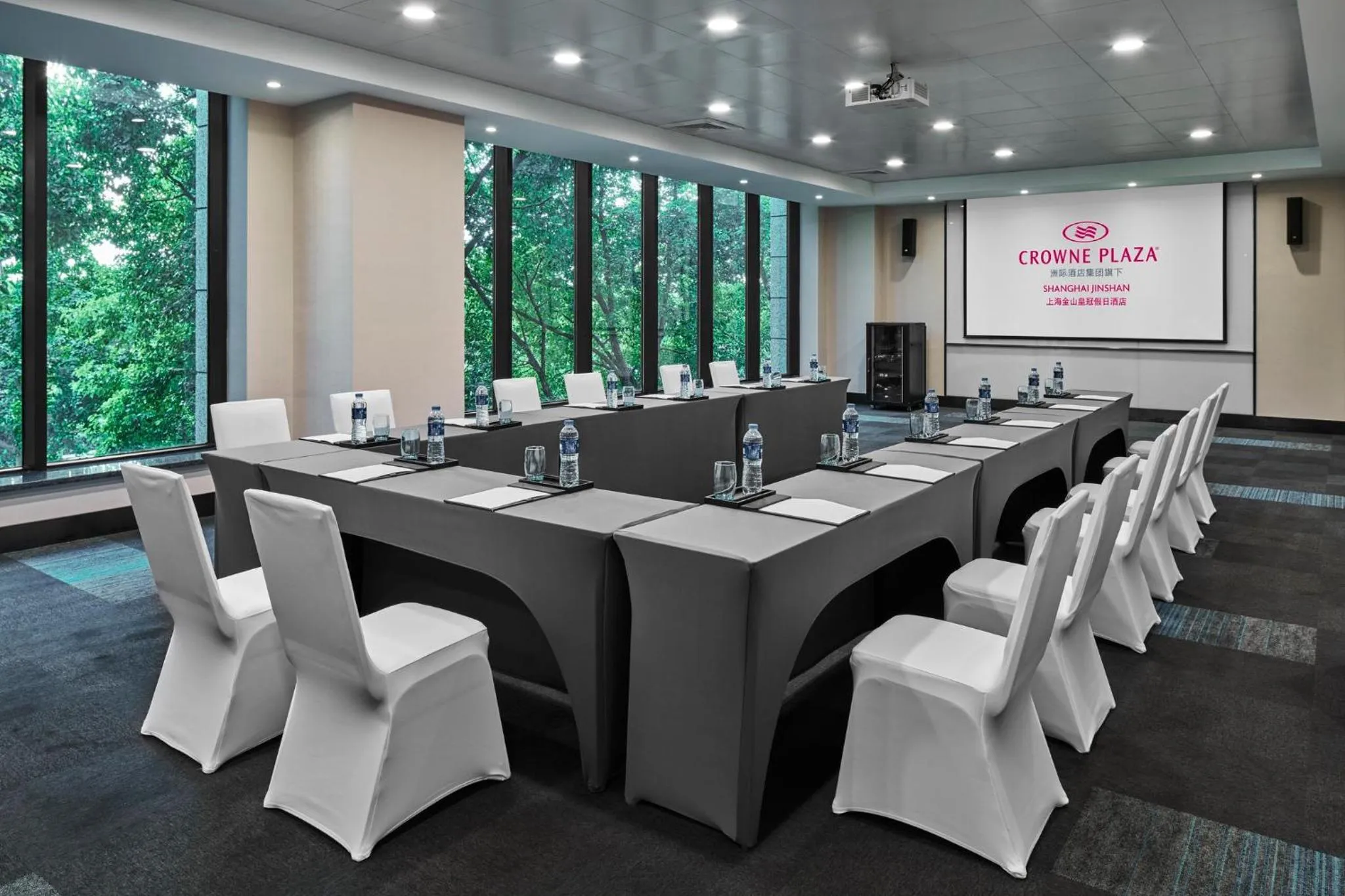 Meeting/conference room in Crowne Plaza Shanghai Jinshan by IHG