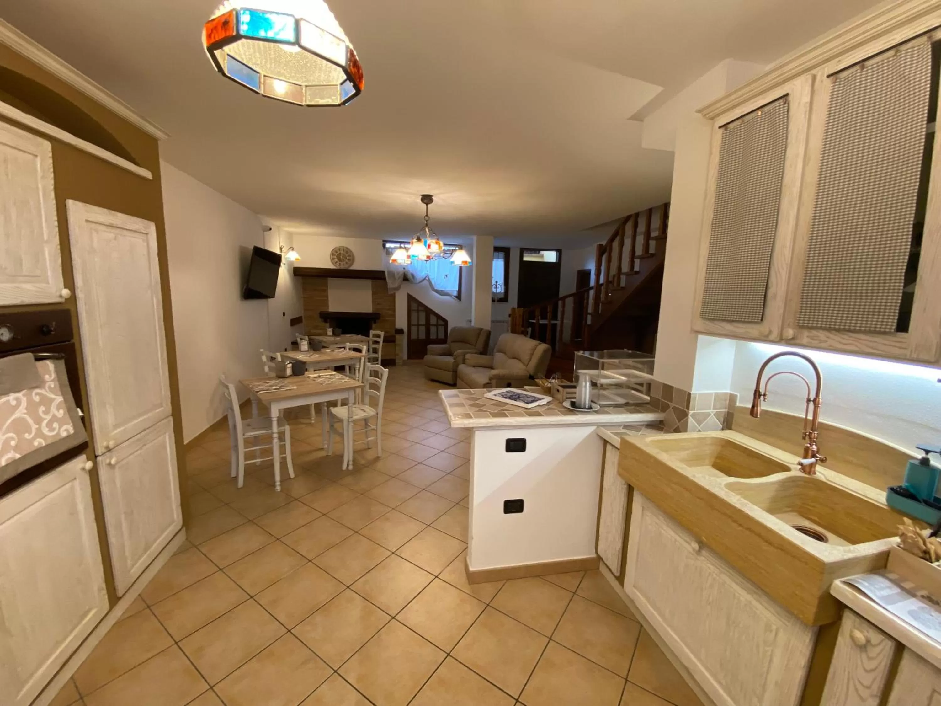 Breakfast, Kitchen/Kitchenette in BELLA ASSISI B & B