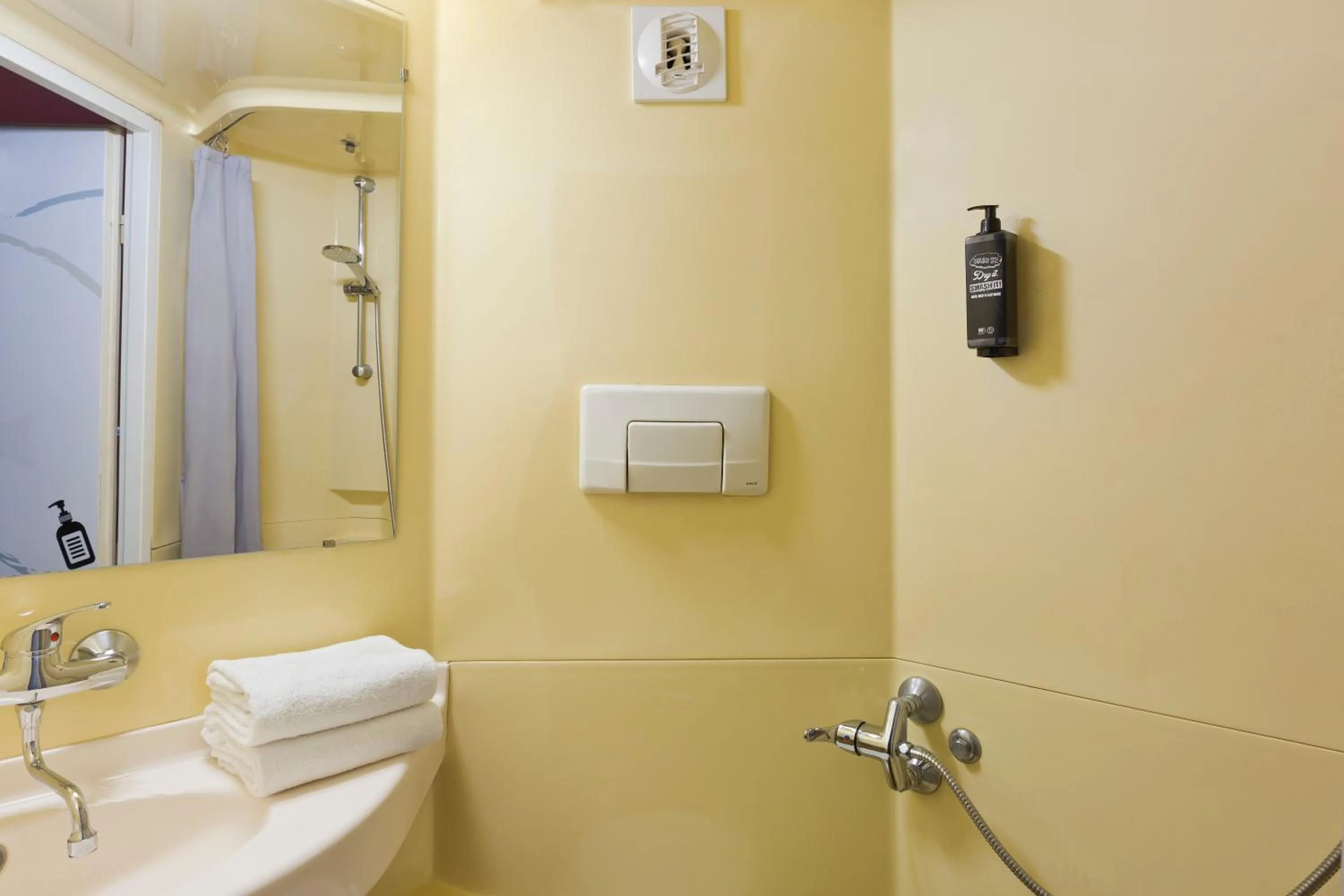 Bathroom in ibis budget Le Mans Universite