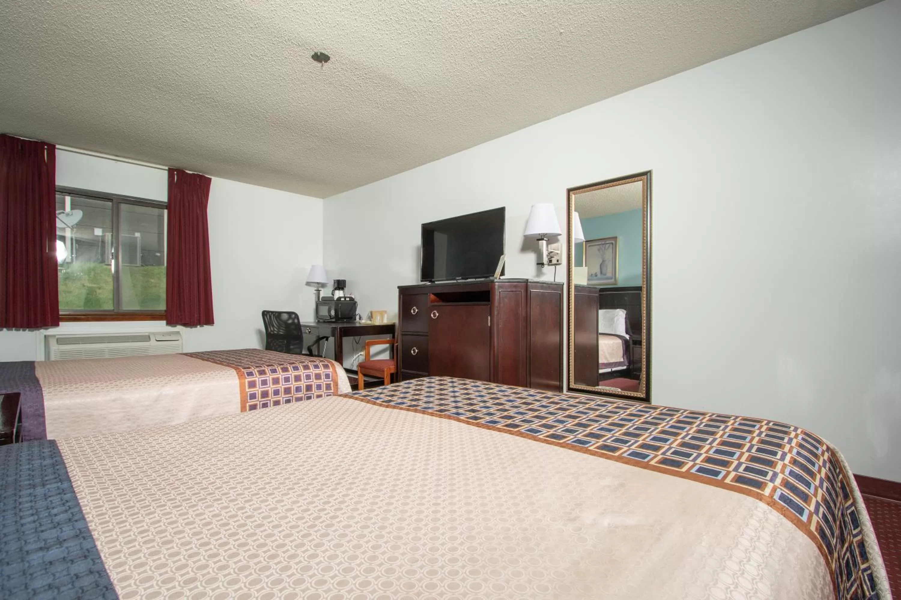 Photo of the whole room, Bed in Eastbrook Inn