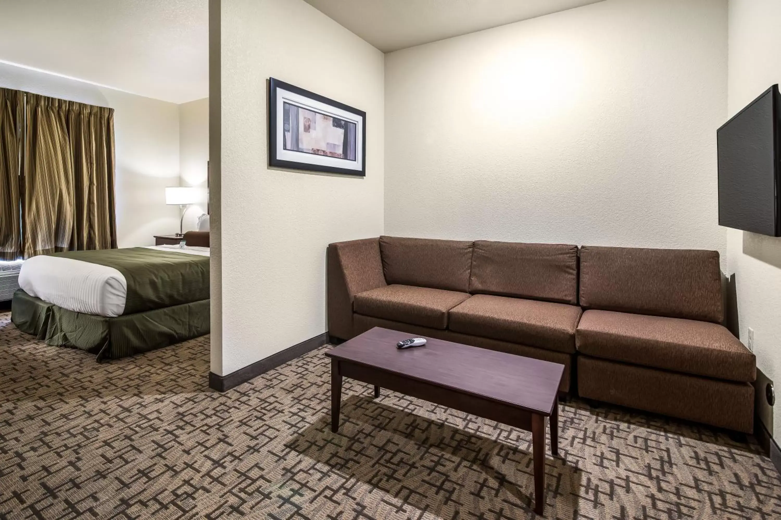 Bed, Seating Area in Cobblestone Hotel & Suites - Victor