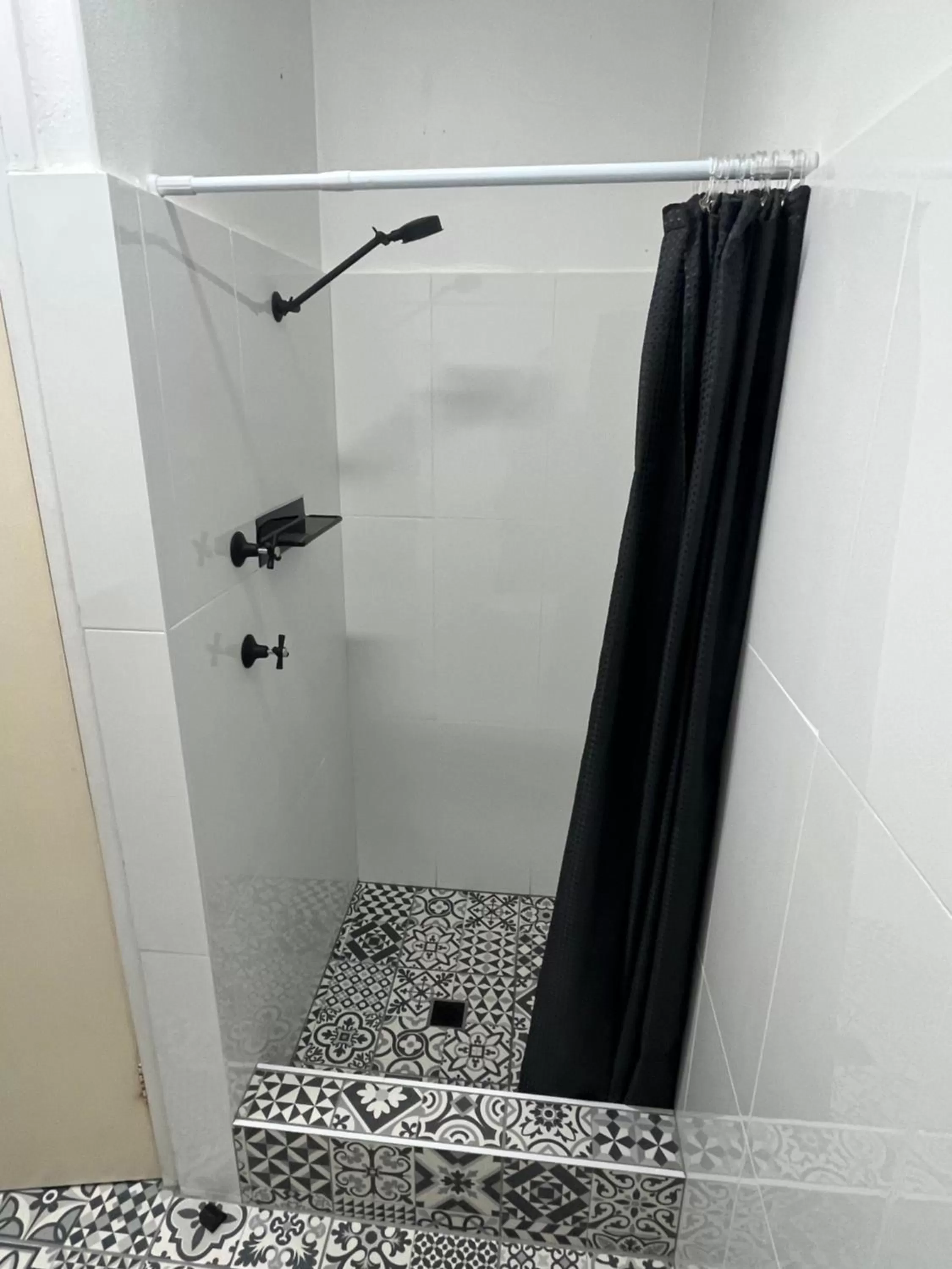 Shower in Chelsea Motor Inn