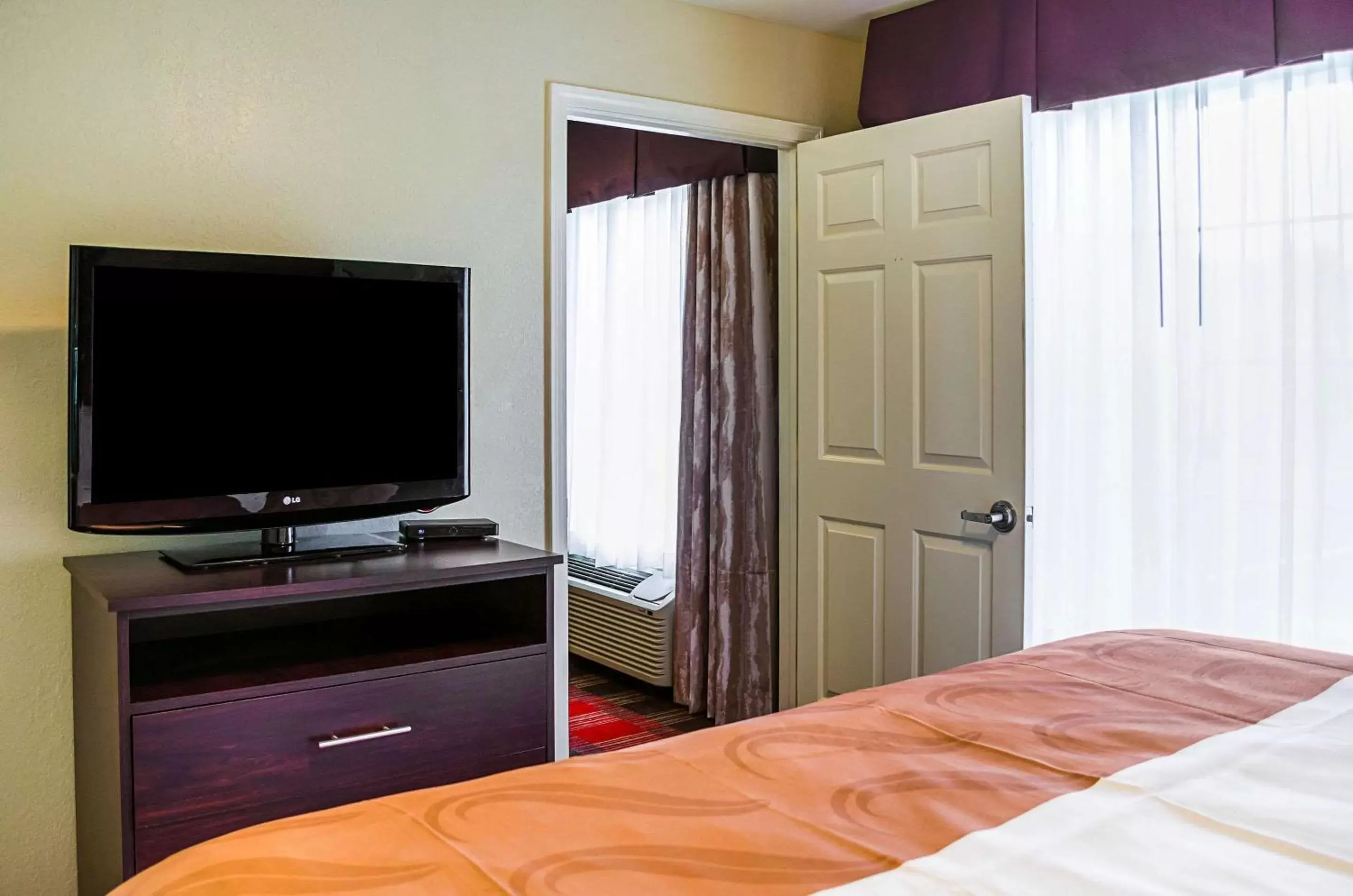 Photo of the whole room, Bed in Quality Inn Vicksburg Photo of the whole room, Bed in Quality Inn Vicksburg