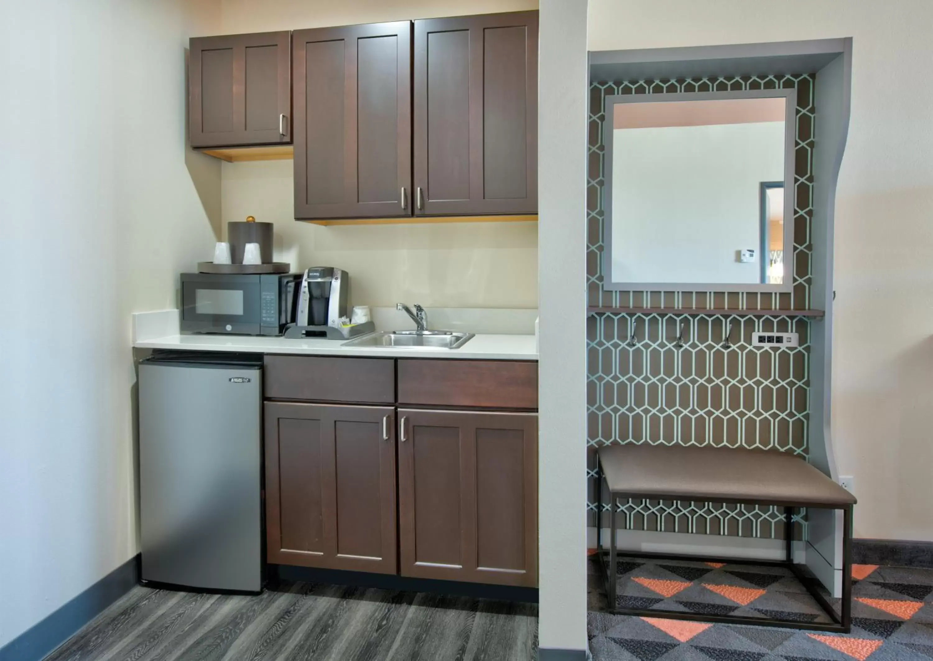 Photo of the whole room, Kitchen/Kitchenette in Holiday Inn Dallas - Fort Worth Airport South, an IHG Hotel