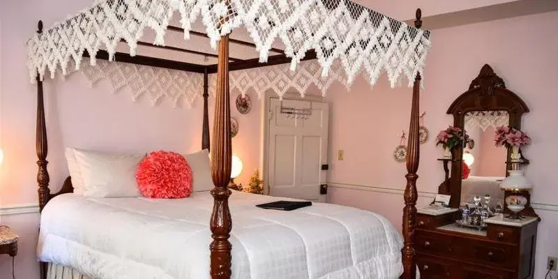 Bed in The Richard Johnston Inn & 1890 Caroline House