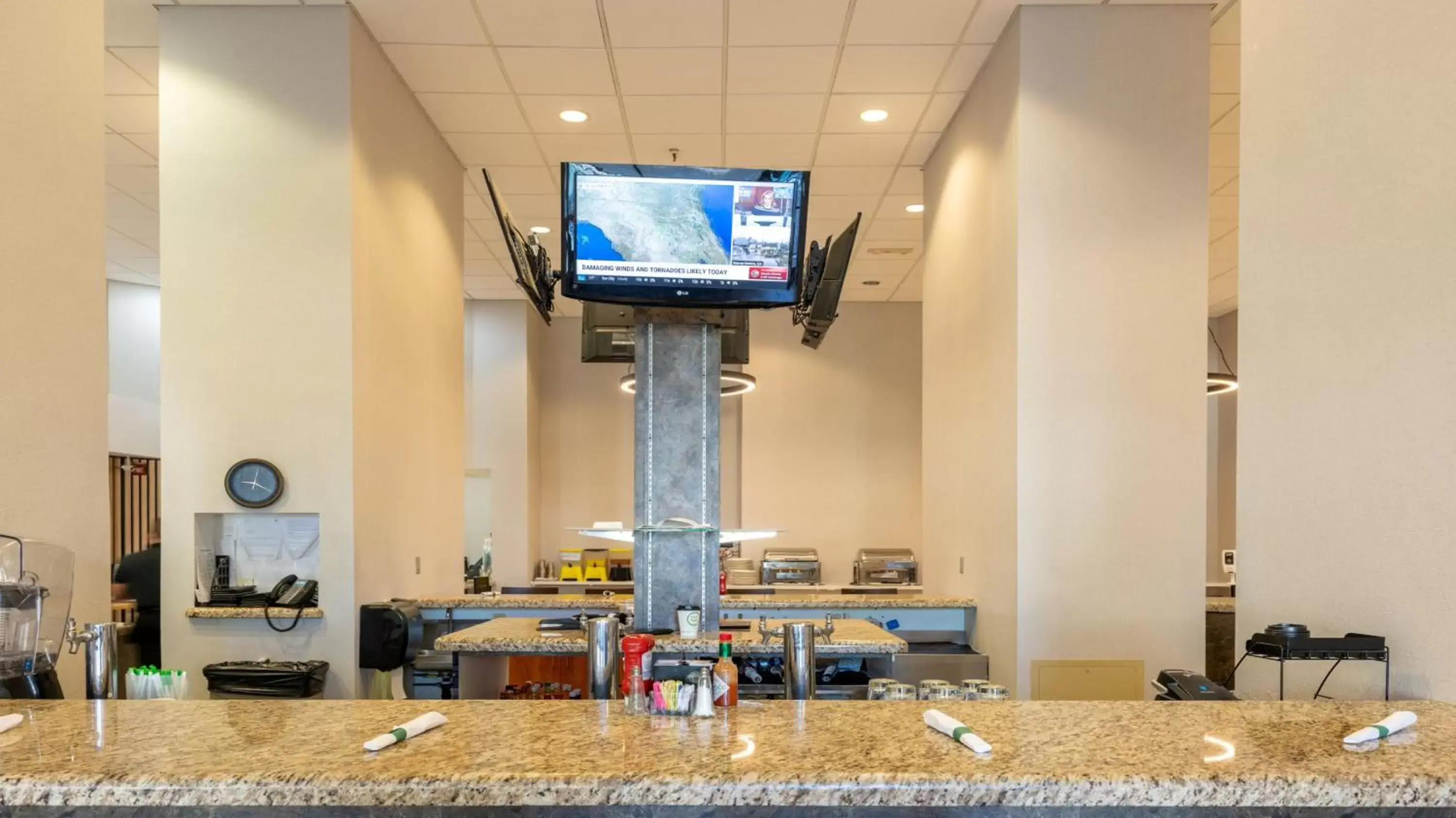 Restaurant/places to eat, TV/Entertainment Center in Holiday Inn & Suites Phoenix-Mesa-Chandler, an IHG Hotel