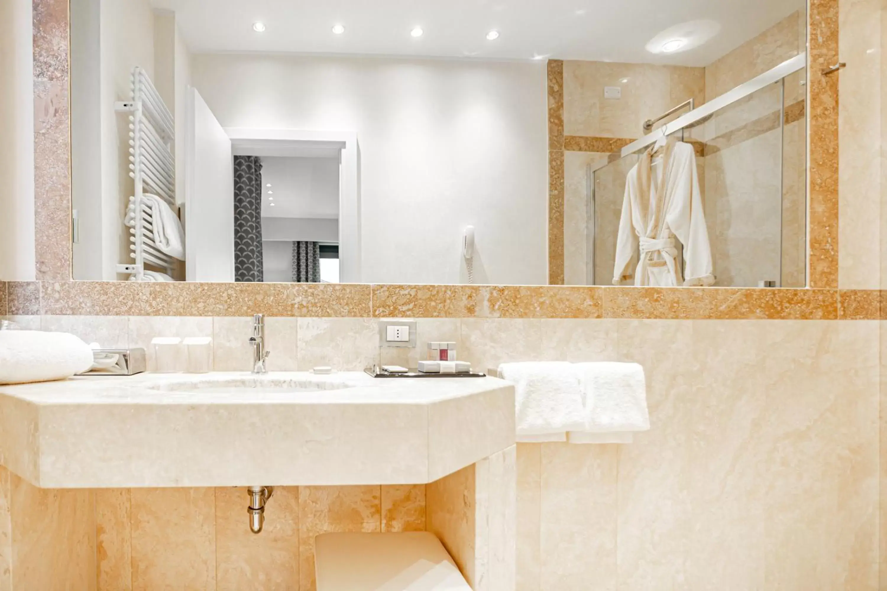 Shower, Bathroom in Grand Hotel Croce Di Malta