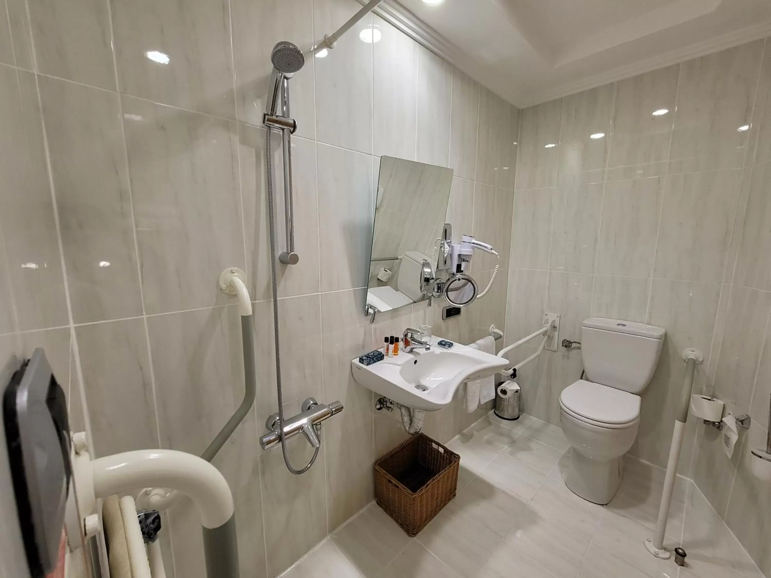 Bathroom in Wyndham Grand İzmir Özdilek