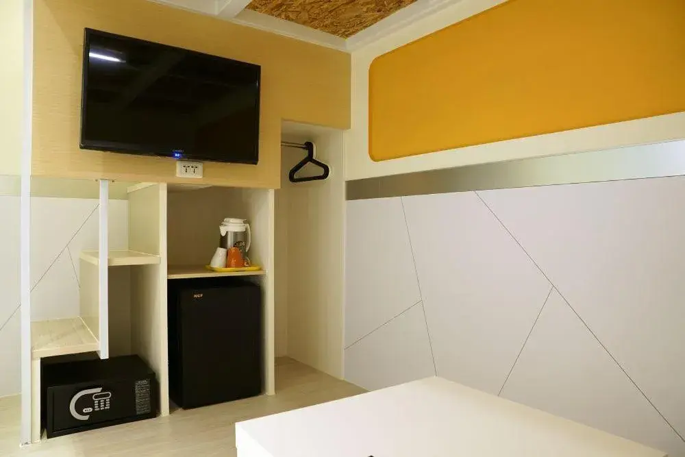 Photo of the whole room, TV/Entertainment Center in Colormix Hotel and Hostel