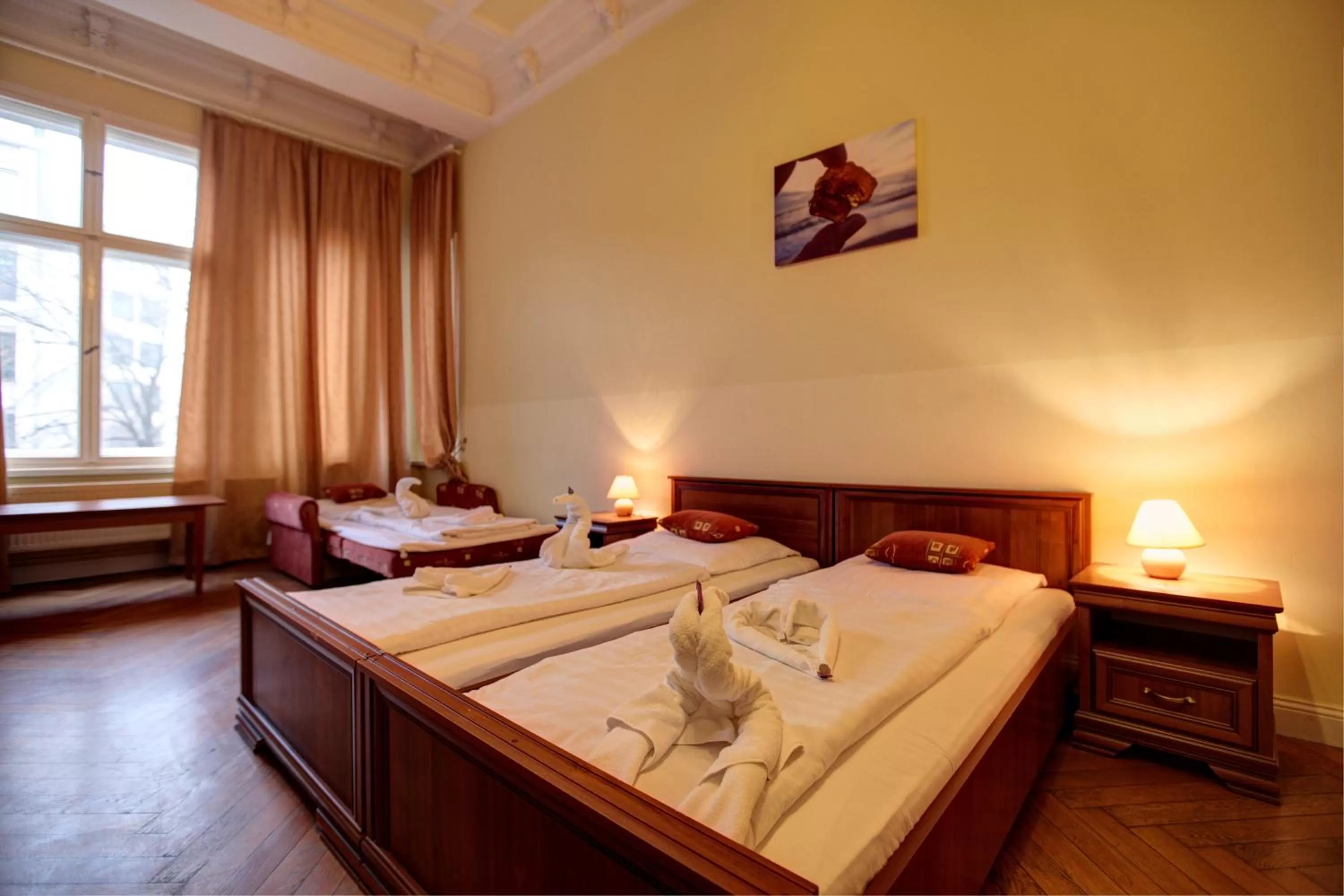 Photo of the whole room, Bed in Hotel Pension Bernstein am Kurfürstendamm