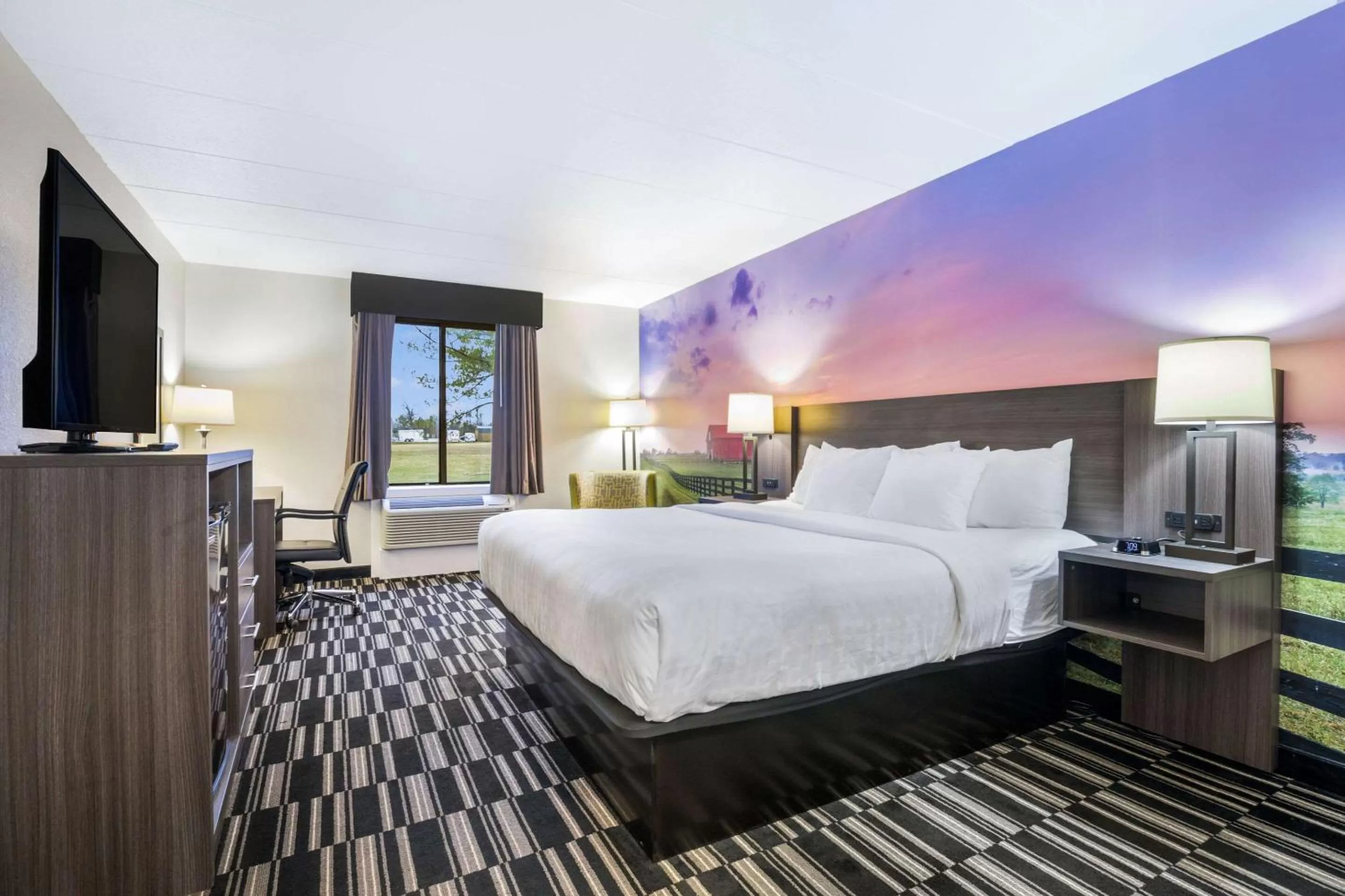 Photo of the whole room, Bed in Clarion Pointe Richmond North near University